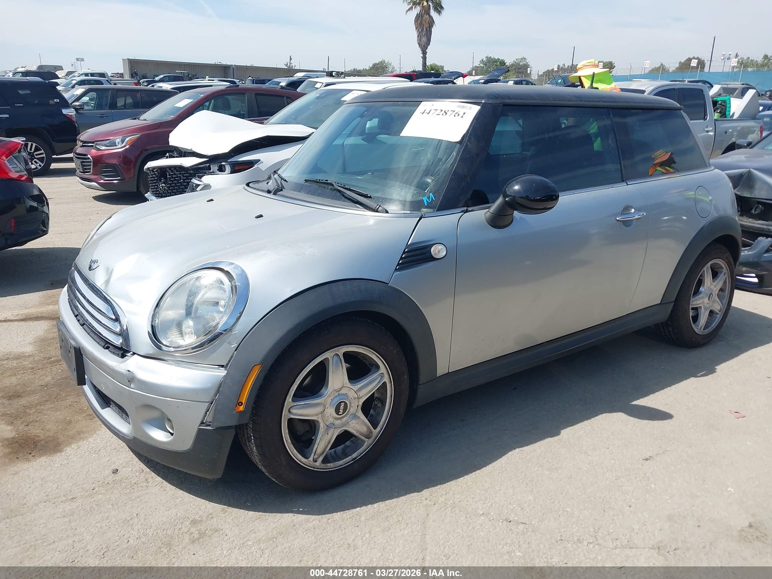 2010 Mini Cooper   Серебряный vin: WMWMF3C55ATZ22463