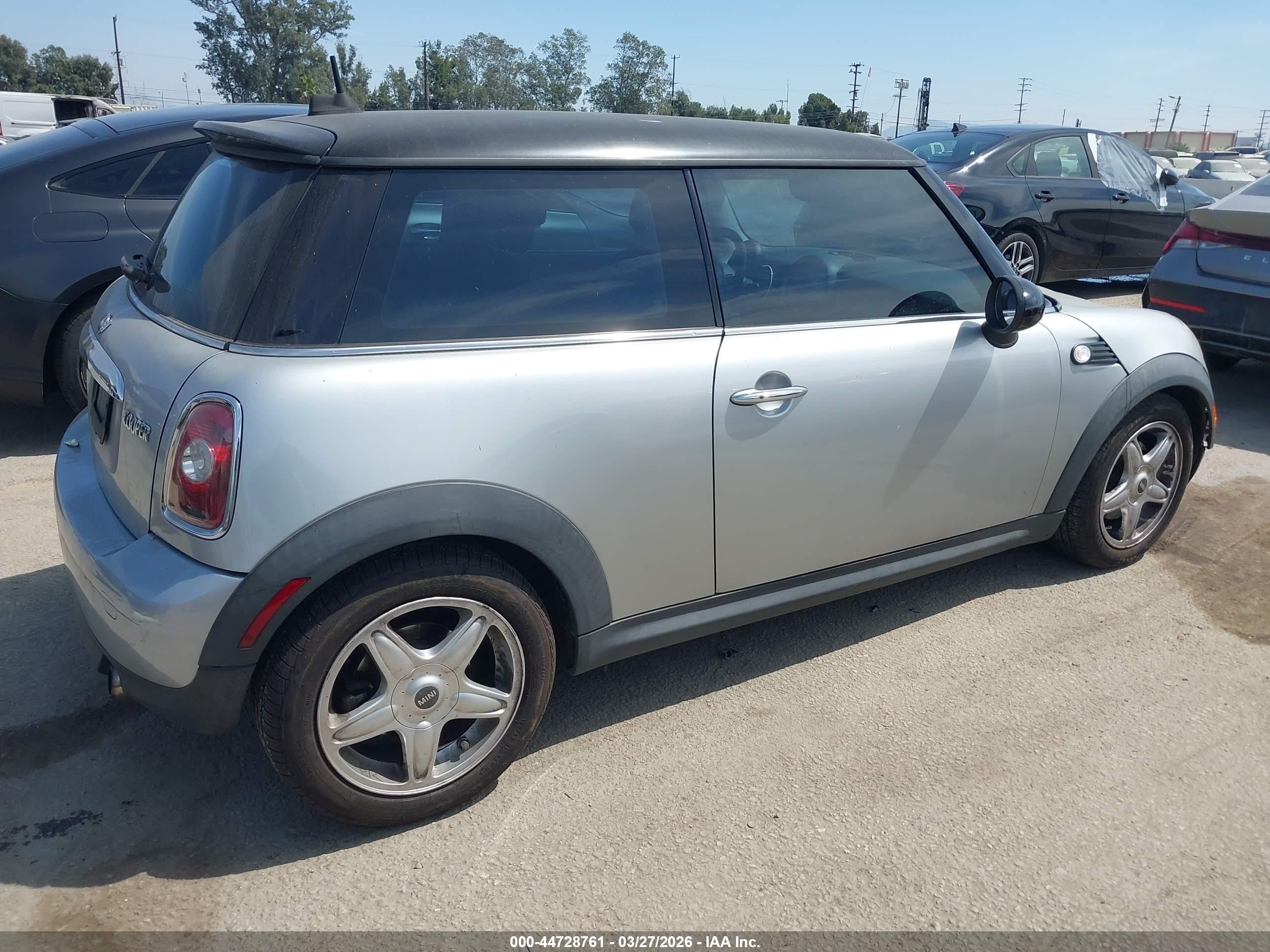2010 Mini Cooper   Серебряный vin: WMWMF3C55ATZ22463
