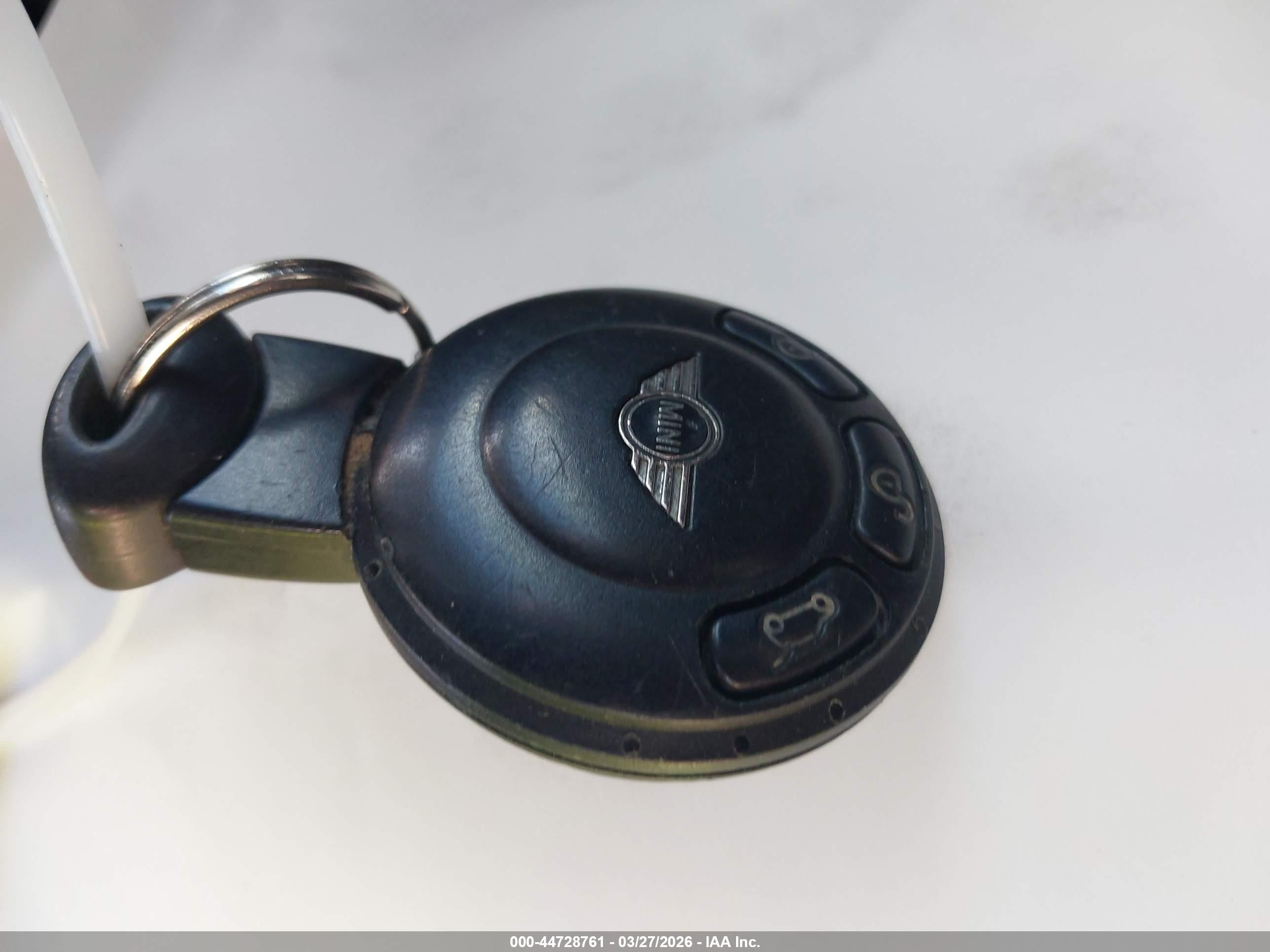 2010 Mini Cooper   Серебряный vin: WMWMF3C55ATZ22463