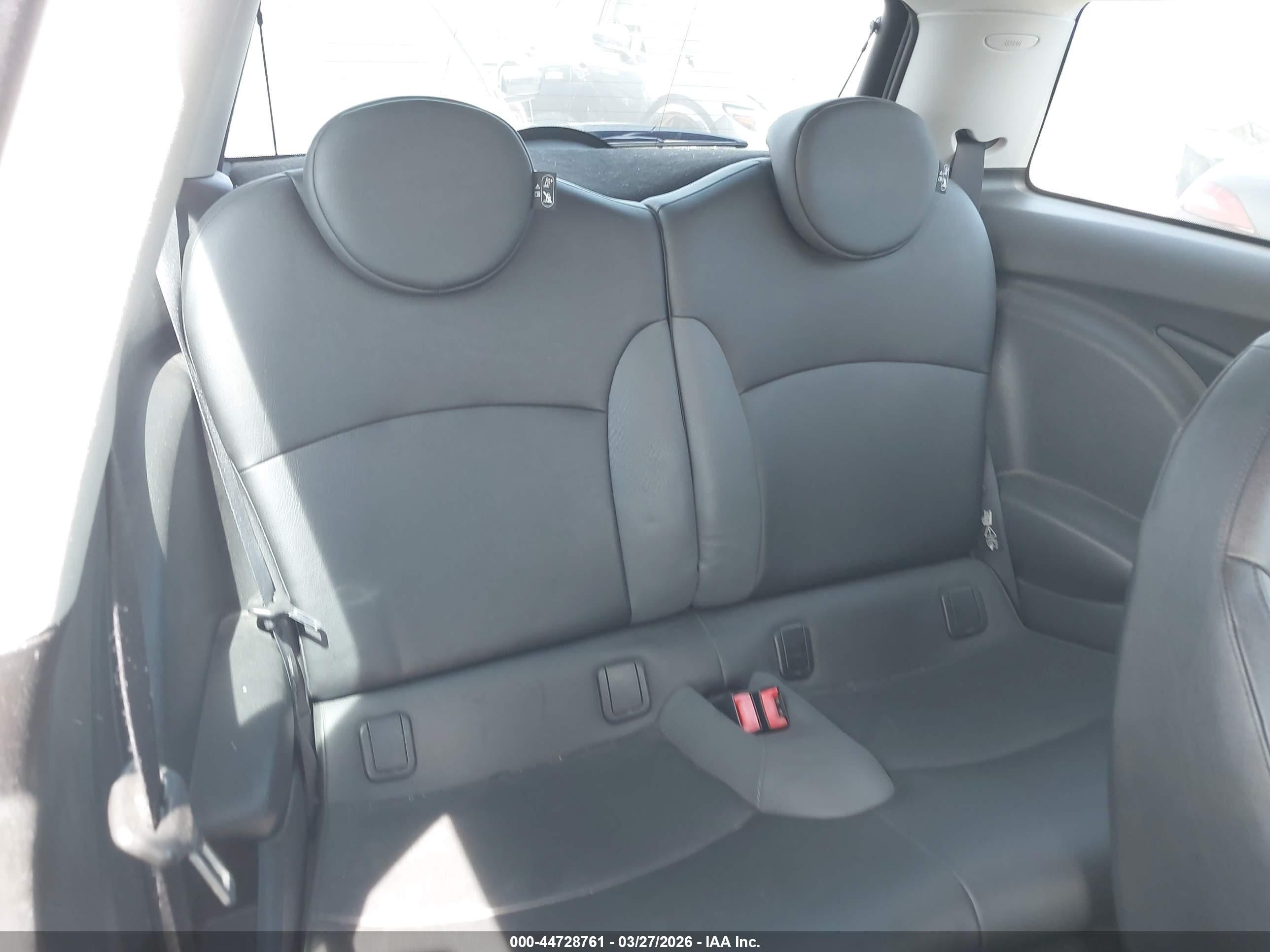 2010 Mini Cooper   Серебряный vin: WMWMF3C55ATZ22463