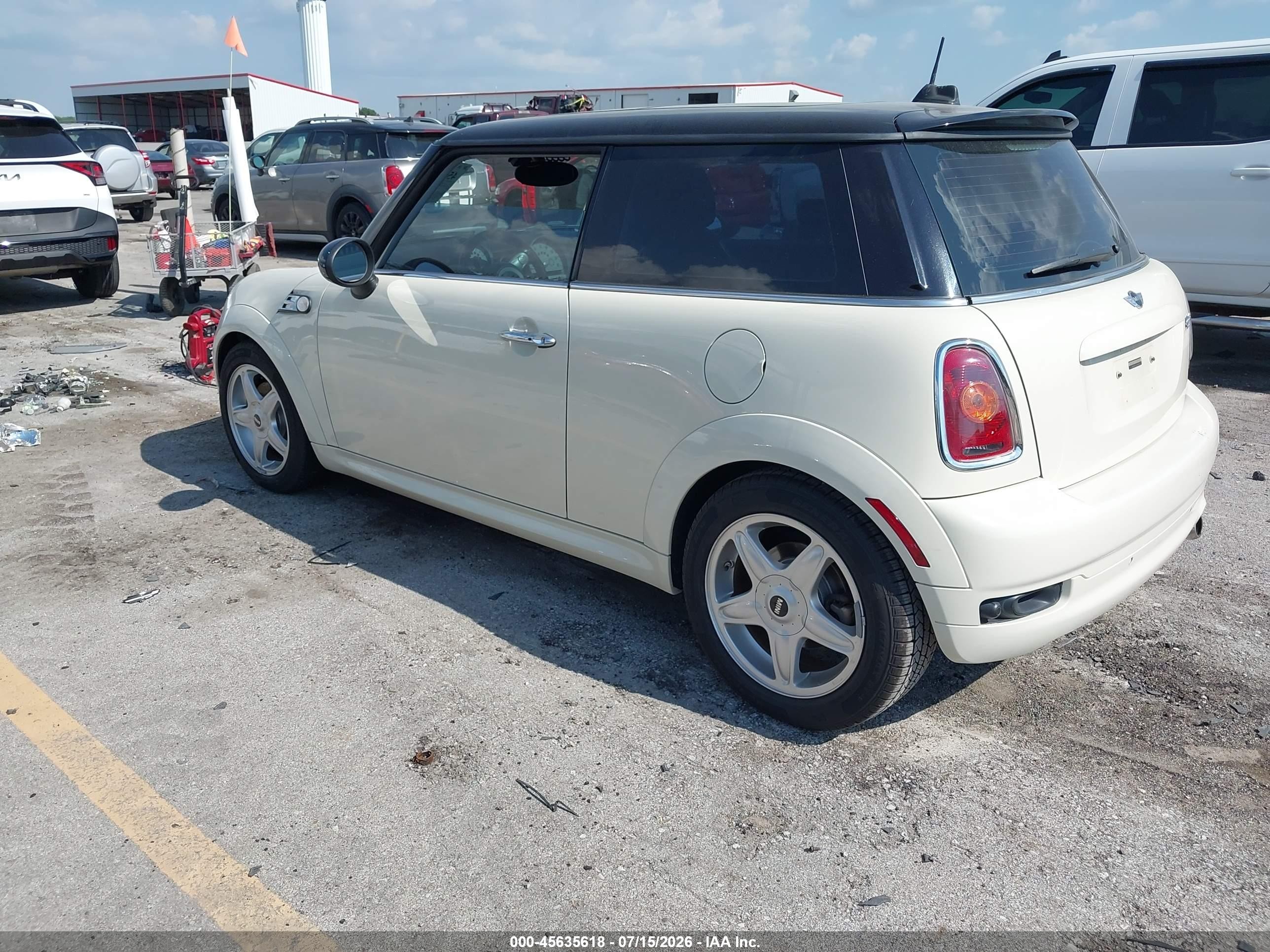 2010 Mini Cooper   White vin: WMWMF3C55ATZ65183
