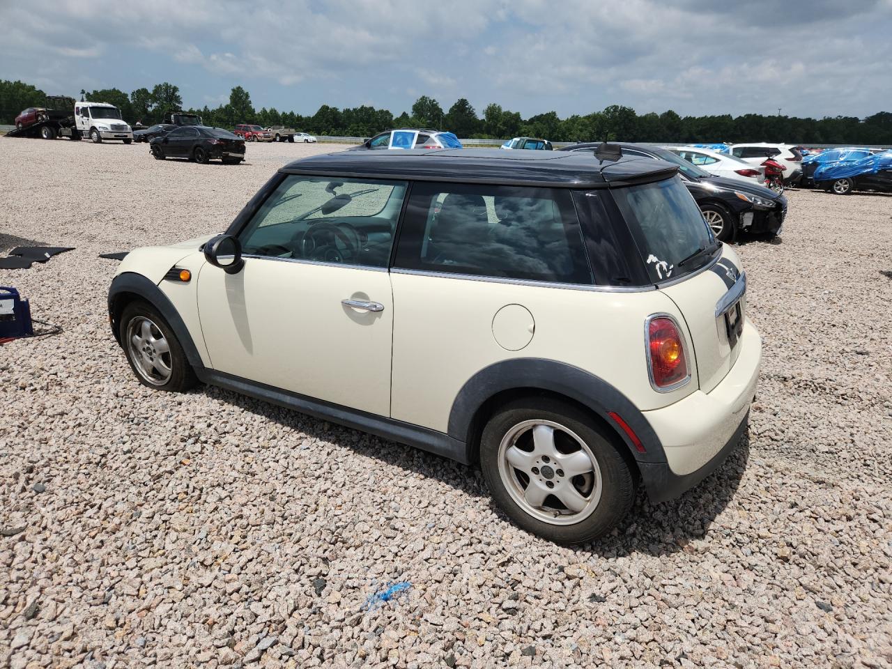2010 Mini Cooper Beige vin: WMWMF3C55ATZ65765