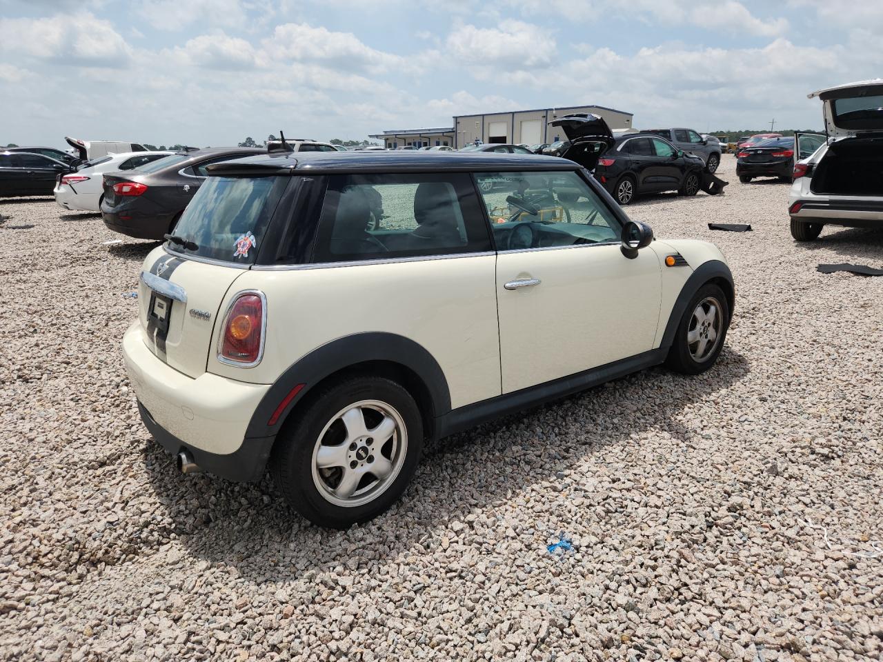2010 Mini Cooper Beige vin: WMWMF3C55ATZ65765