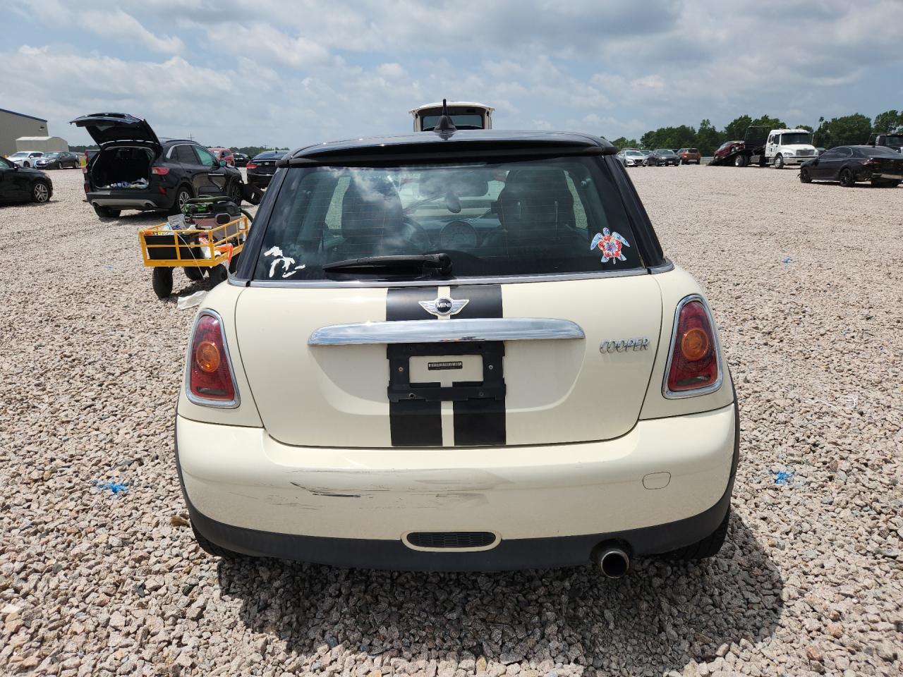 2010 Mini Cooper Beige vin: WMWMF3C55ATZ65765