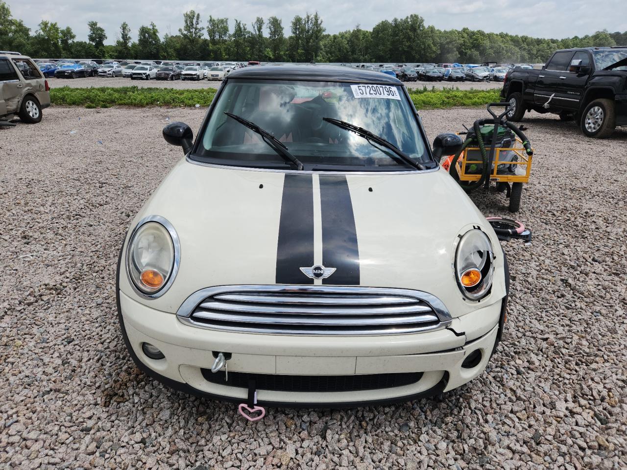 2010 Mini Cooper Beige vin: WMWMF3C55ATZ65765