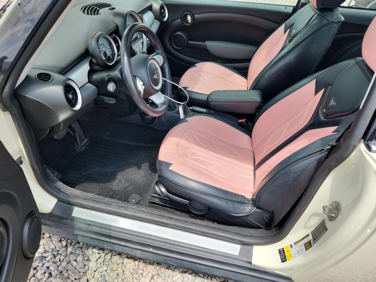 2010 Mini Cooper Beige vin: WMWMF3C55ATZ65765