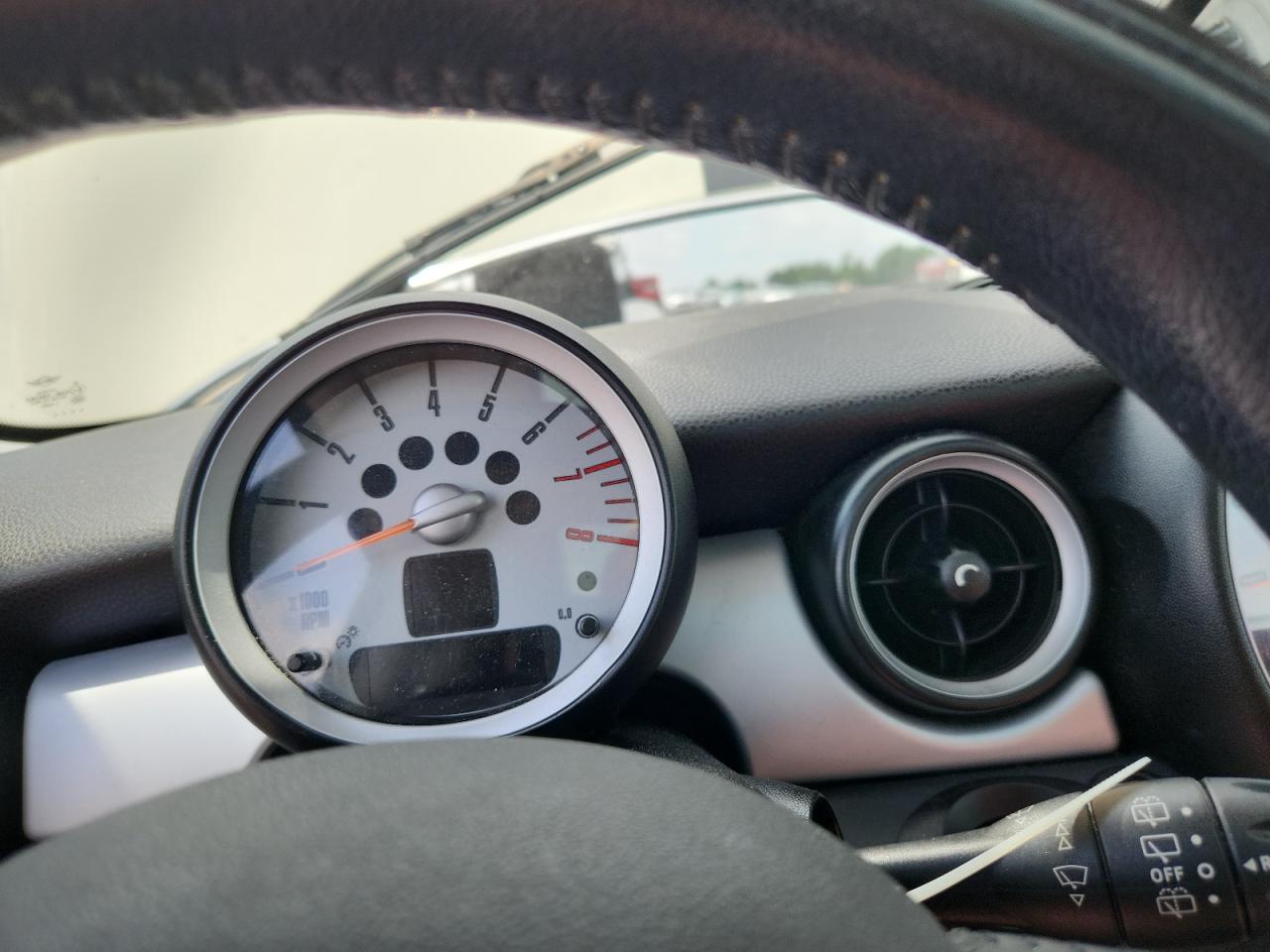 2010 Mini Cooper Beige vin: WMWMF3C55ATZ65765