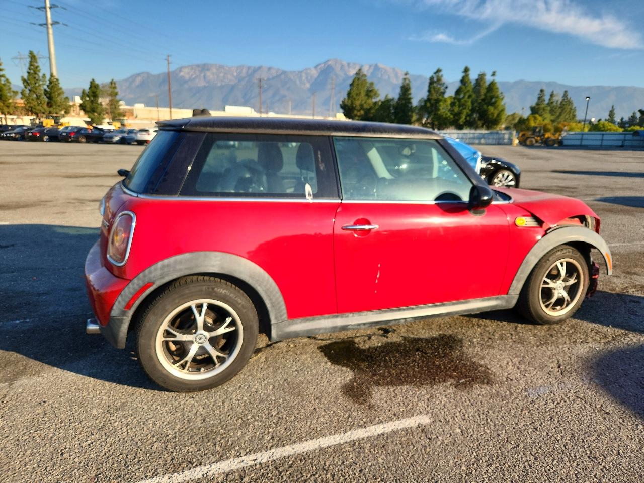 2010 Mini Cooper Red vin: WMWMF3C56ATZ61675