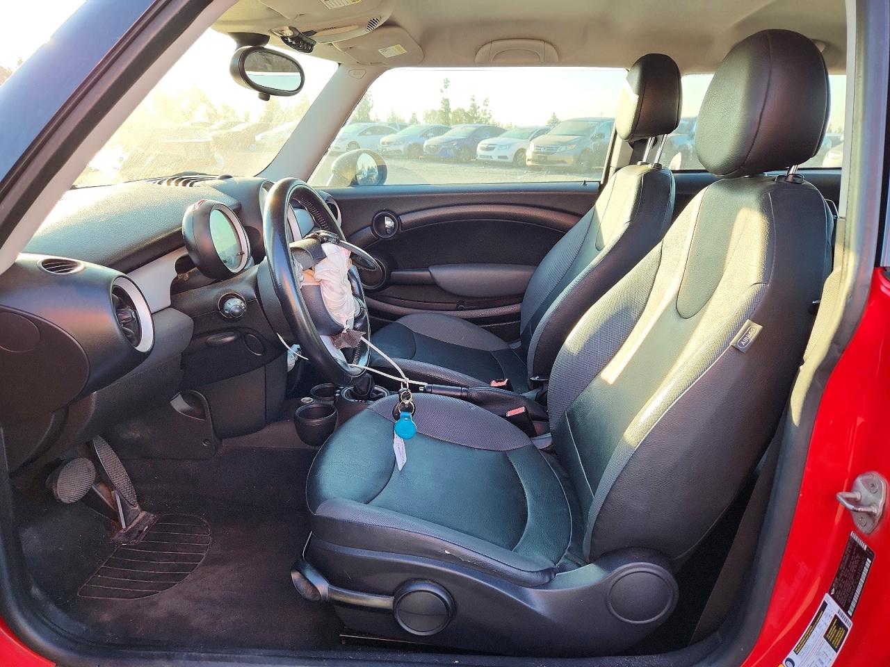 2010 Mini Cooper Red vin: WMWMF3C56ATZ61675
