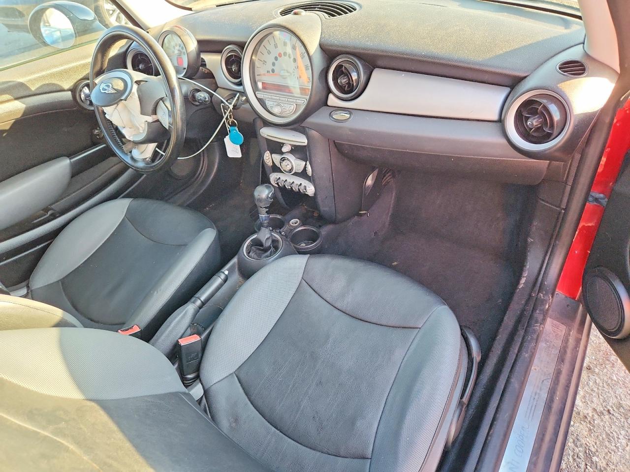 2010 Mini Cooper Red vin: WMWMF3C56ATZ61675