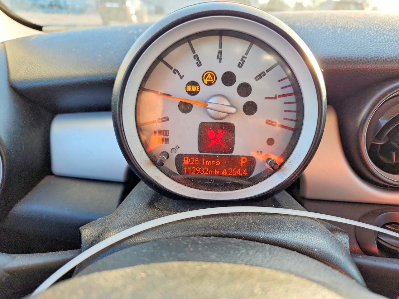 2010 Mini Cooper Red vin: WMWMF3C56ATZ61675