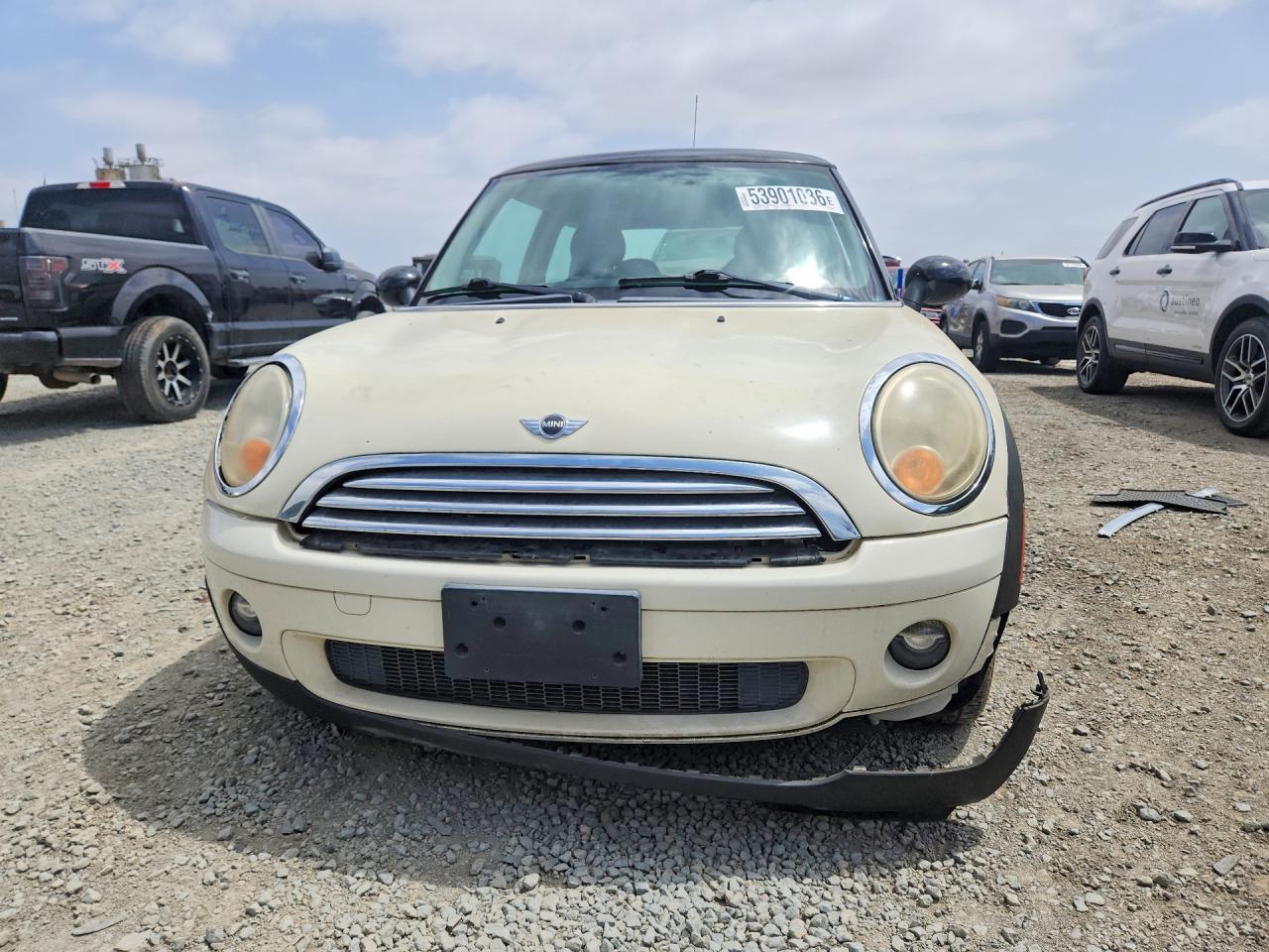 2010 Mini Cooper White vin: WMWMF3C56ATZ64883
