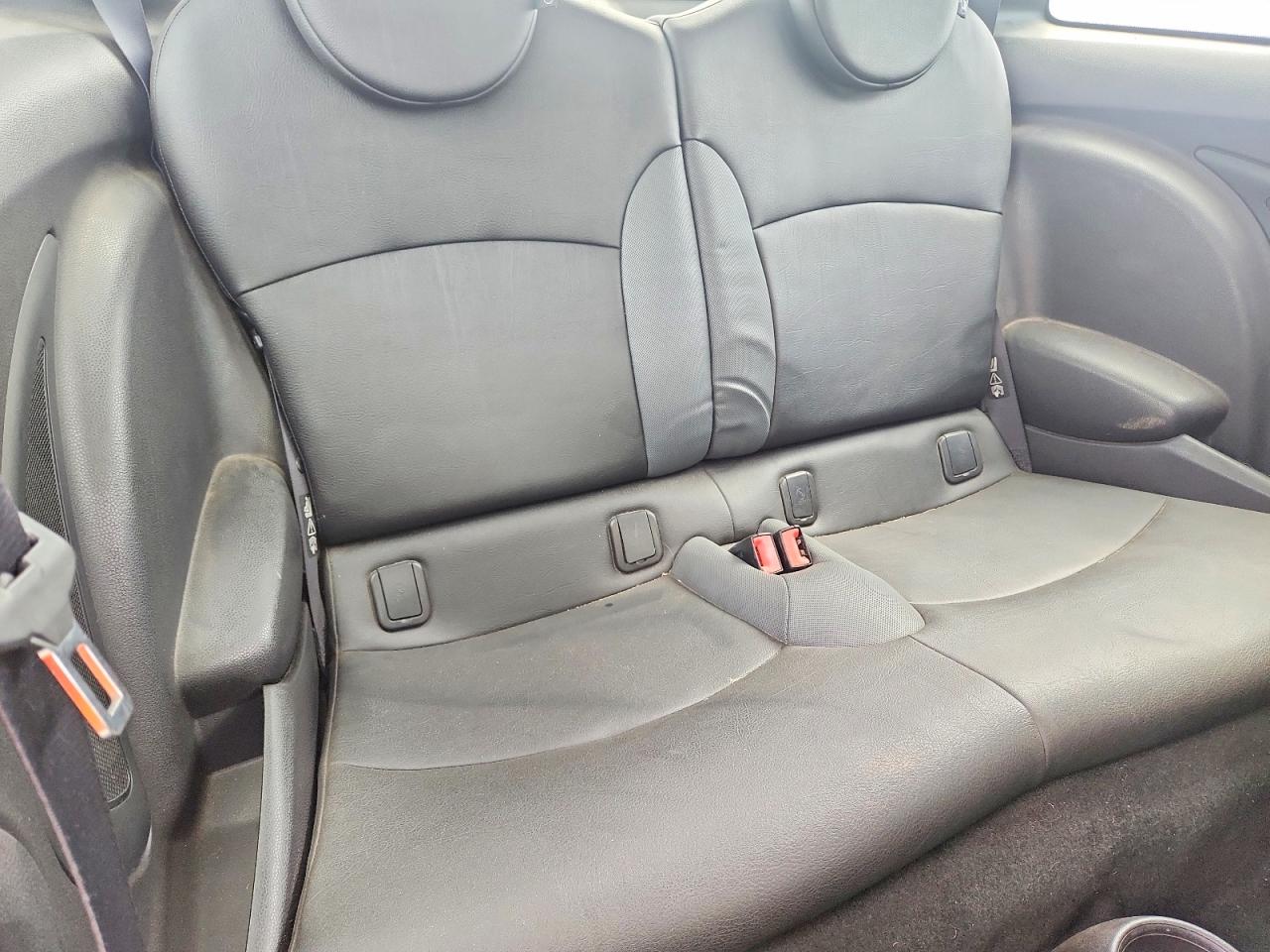 2010 Mini Cooper White vin: WMWMF3C56ATZ64883