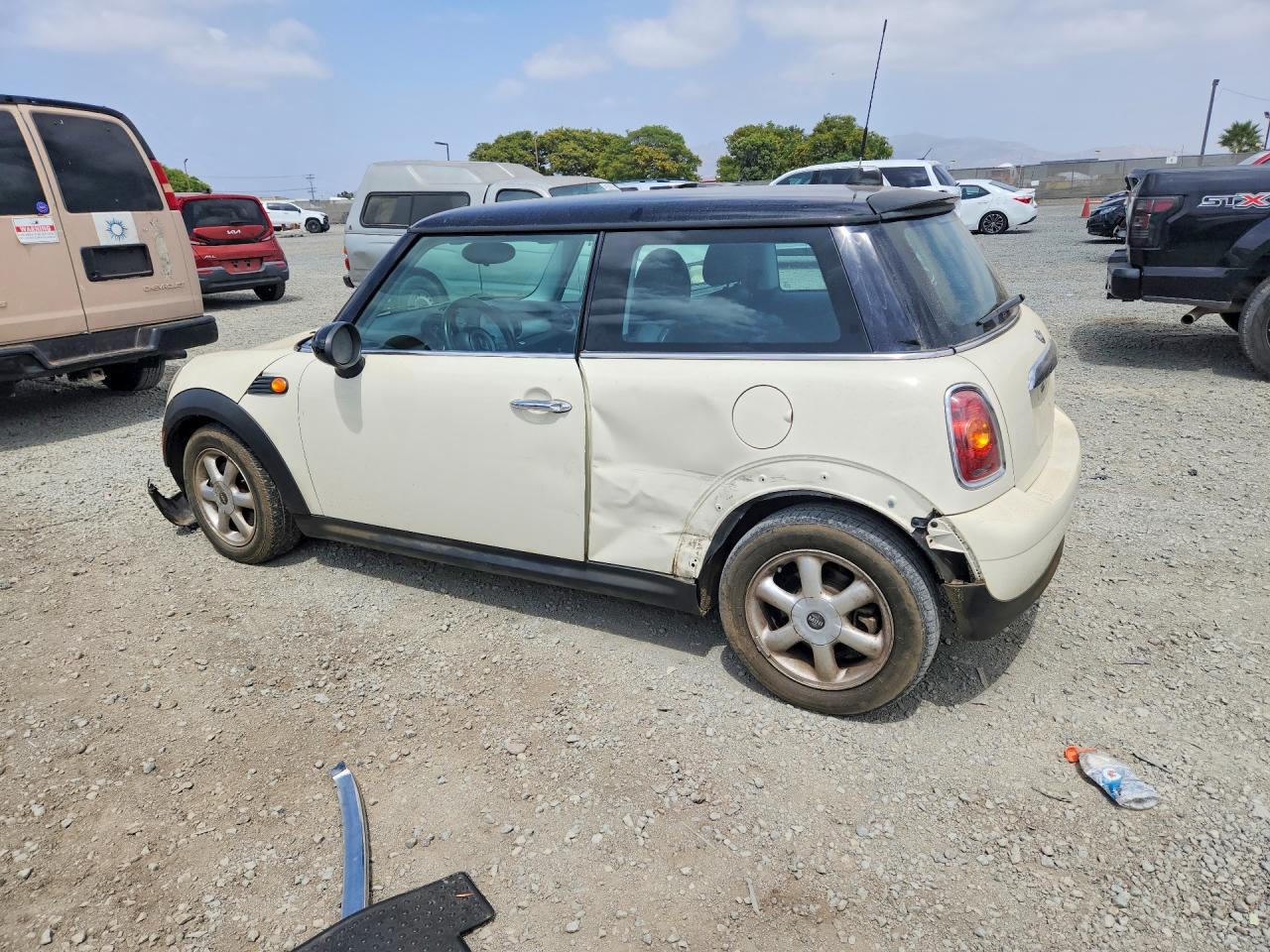 2010 Mini Cooper White vin: WMWMF3C56ATZ64883