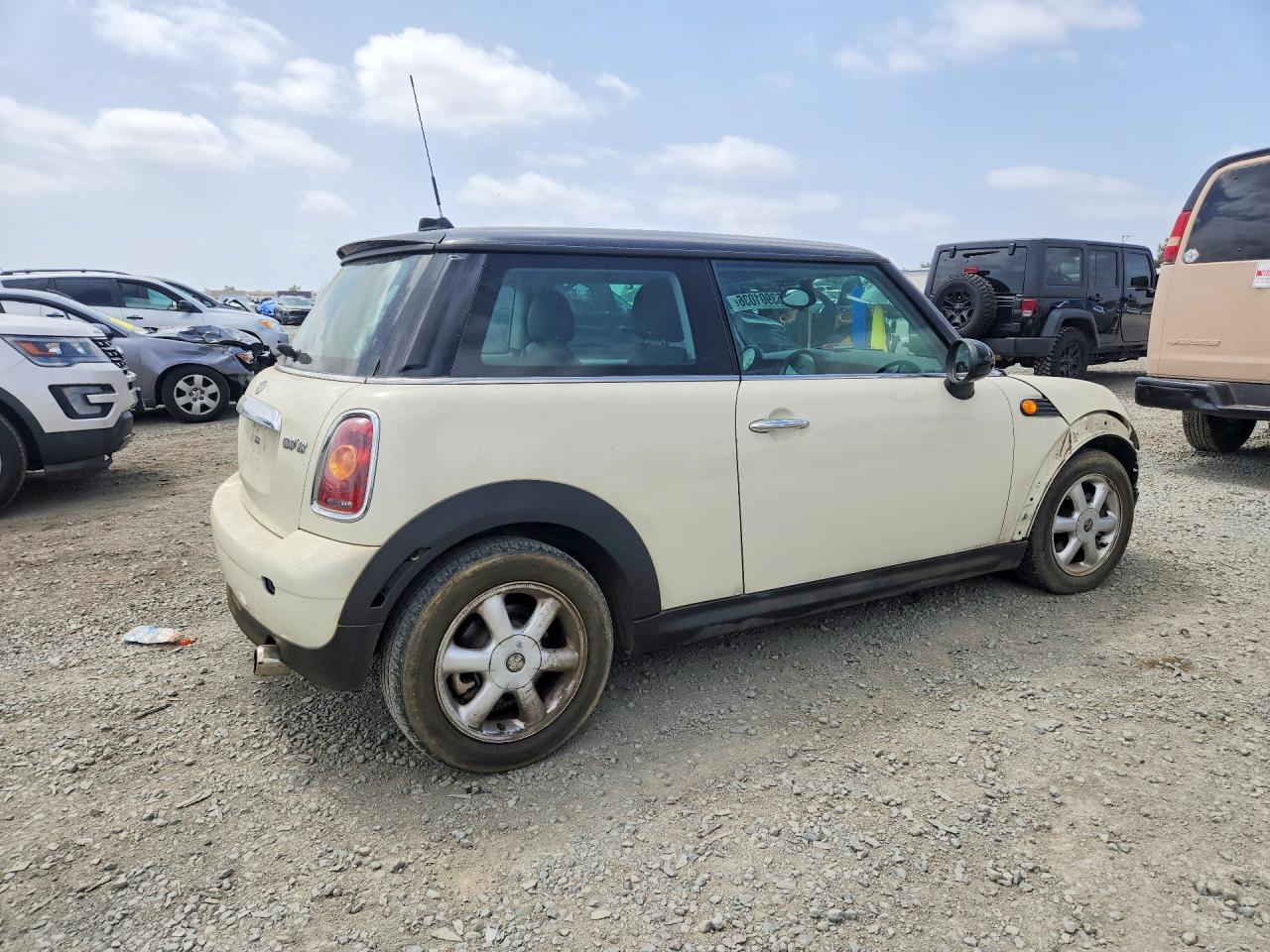 2010 Mini Cooper White vin: WMWMF3C56ATZ64883