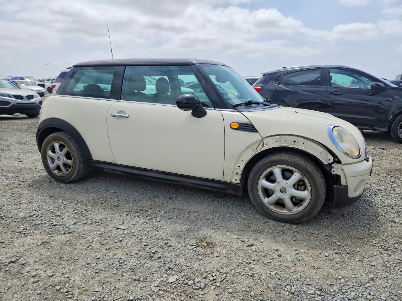 2010 Mini Cooper White vin: WMWMF3C56ATZ64883