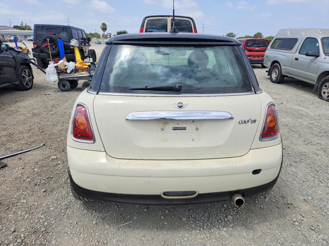 2010 Mini Cooper White vin: WMWMF3C56ATZ64883