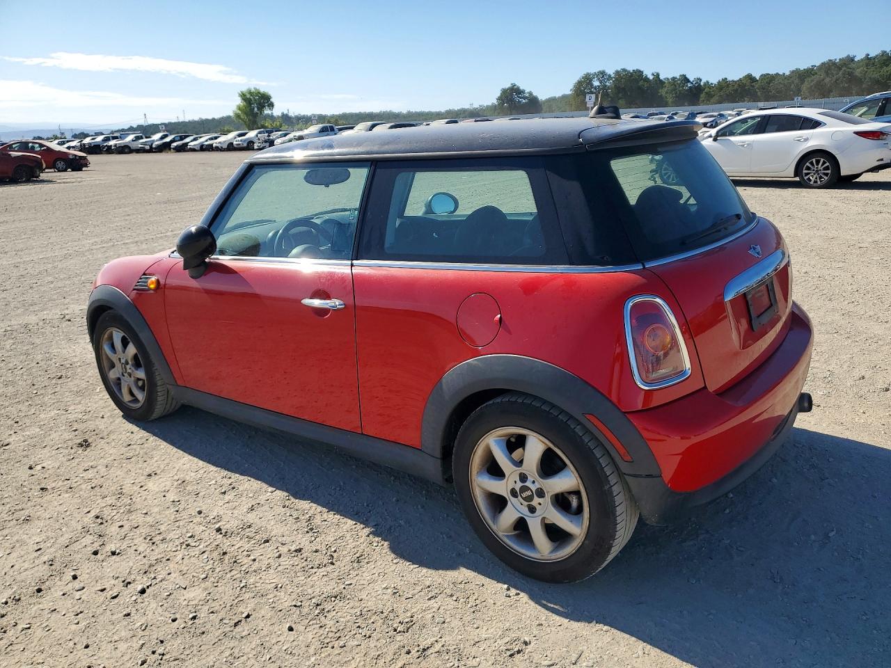 2010 Mini Cooper Red vin: WMWMF3C57ATZ23274
