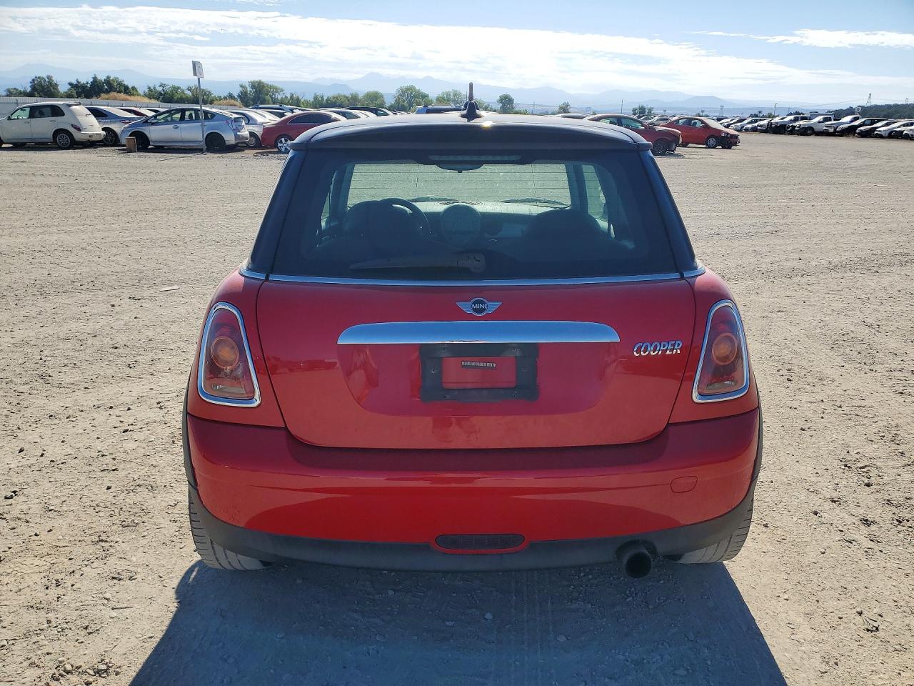 2010 Mini Cooper Red vin: WMWMF3C57ATZ23274