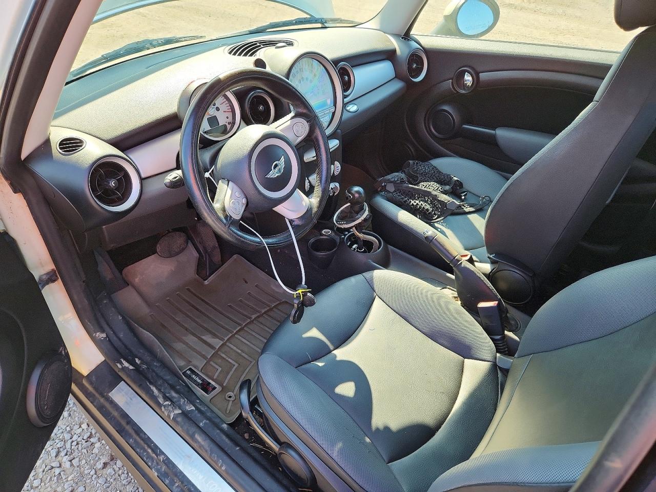 2010 Mini Cooper Белый vin: WMWMF3C5XATZ23494