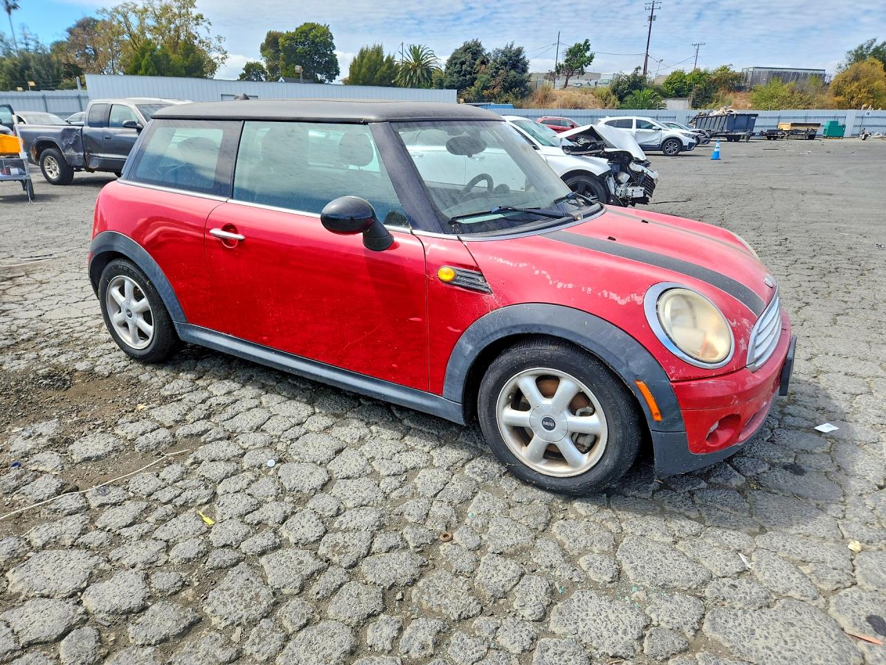 2010 Mini Cooper Red vin: WMWMF3C5XATZ62361