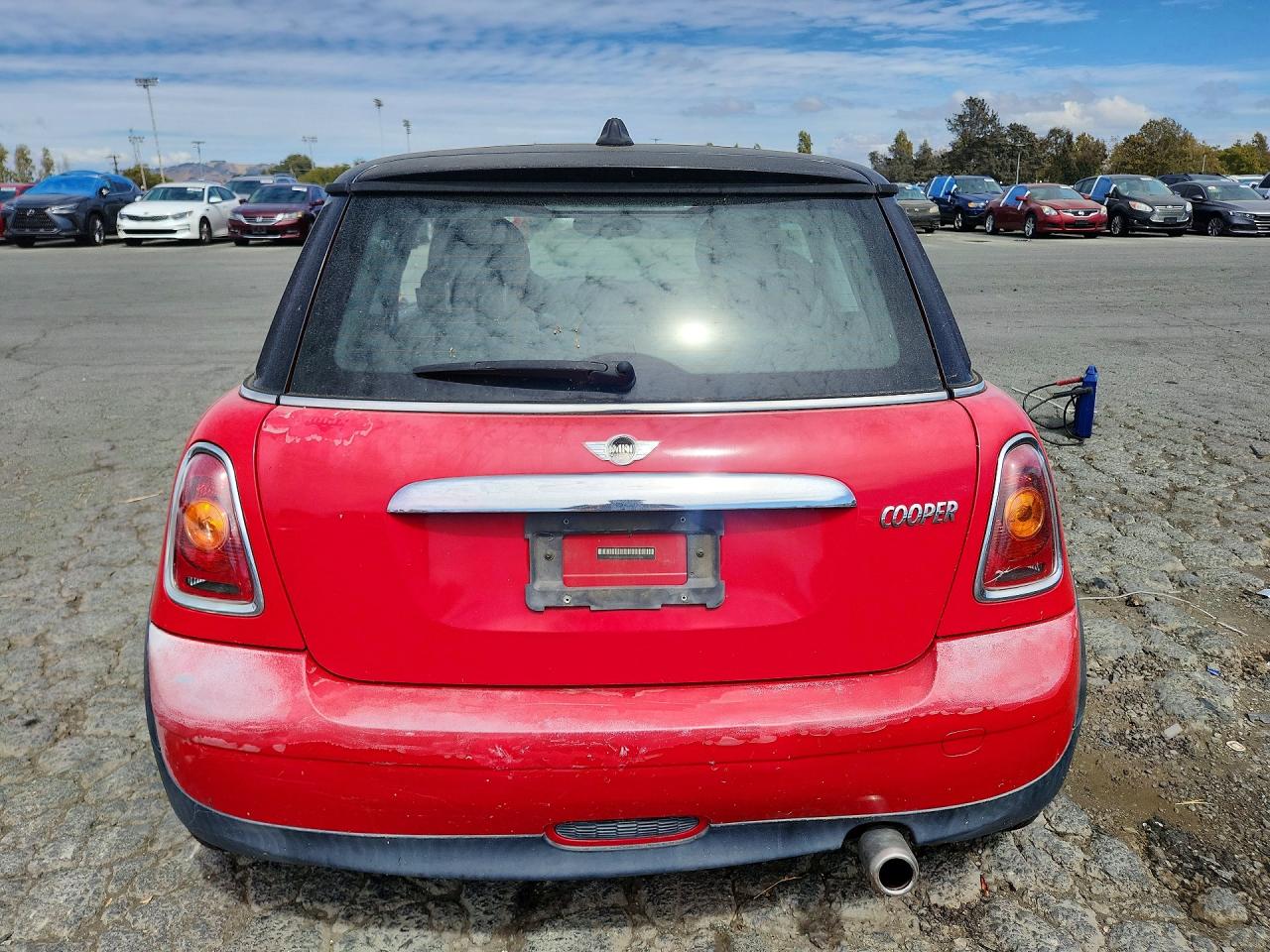 2010 Mini Cooper Red vin: WMWMF3C5XATZ62361