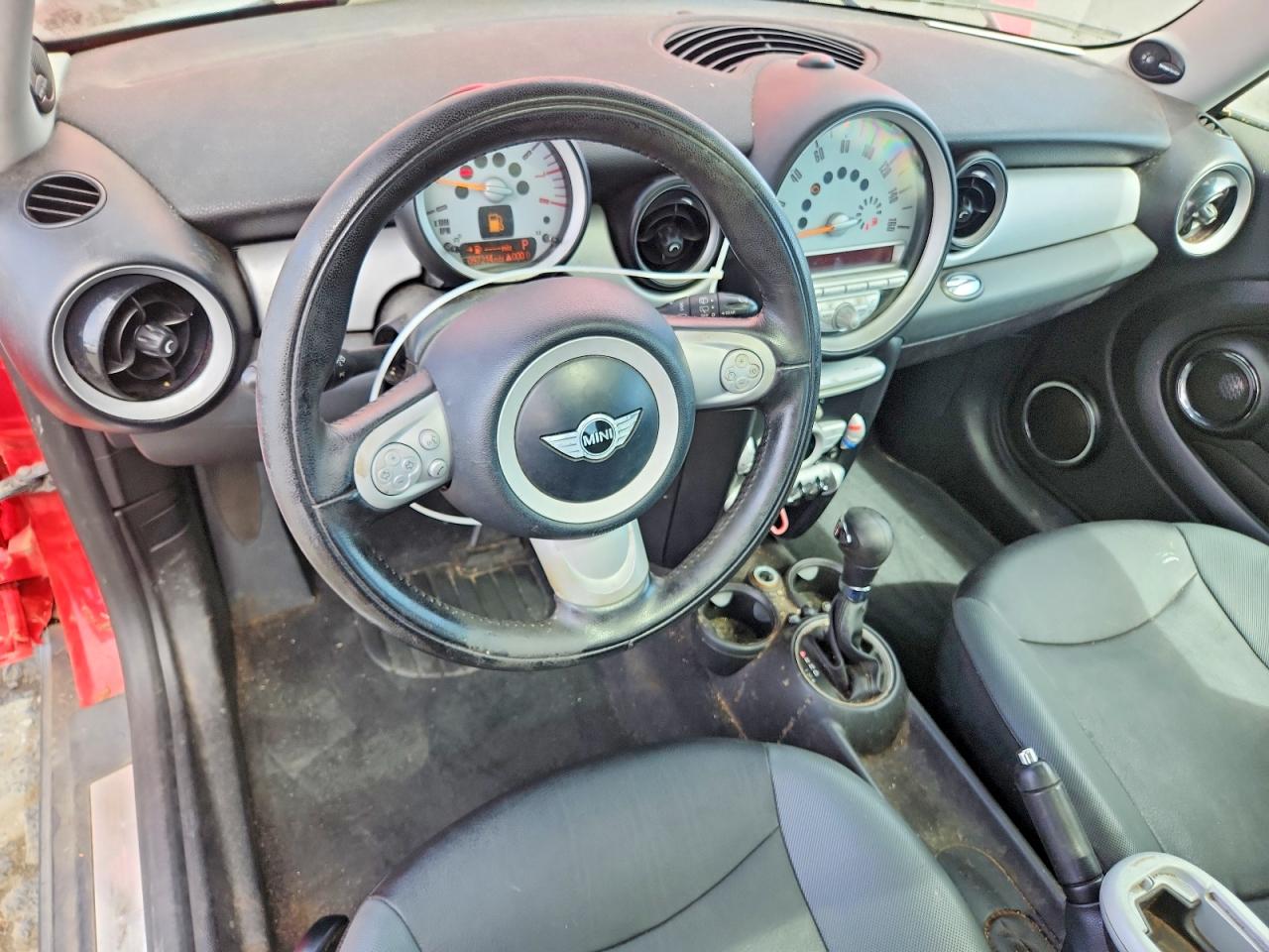 2010 Mini Cooper Red vin: WMWMF3C5XATZ62361
