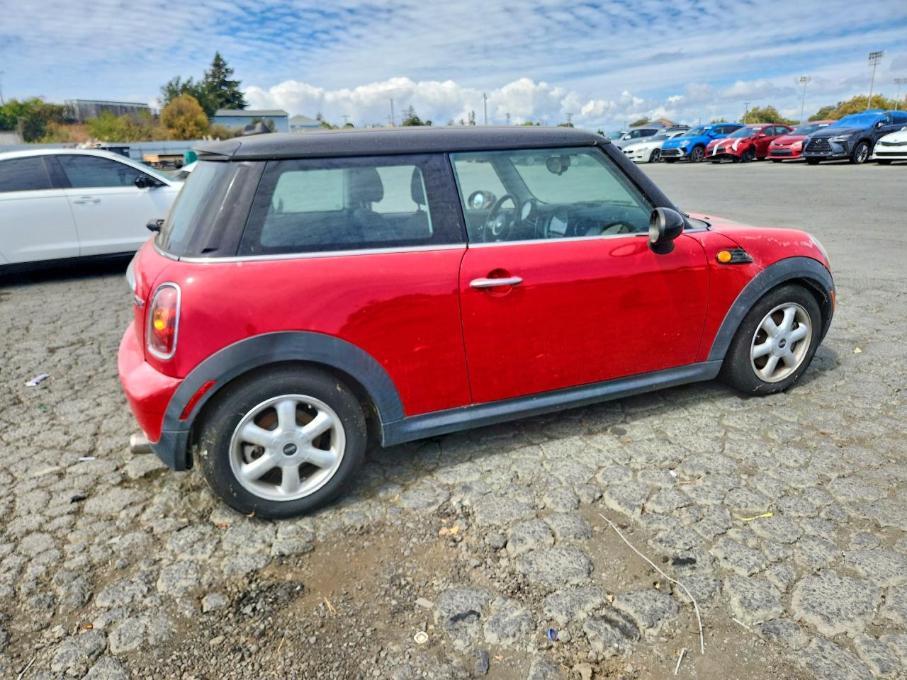 2010 Mini Cooper Red vin: WMWMF3C5XATZ62361