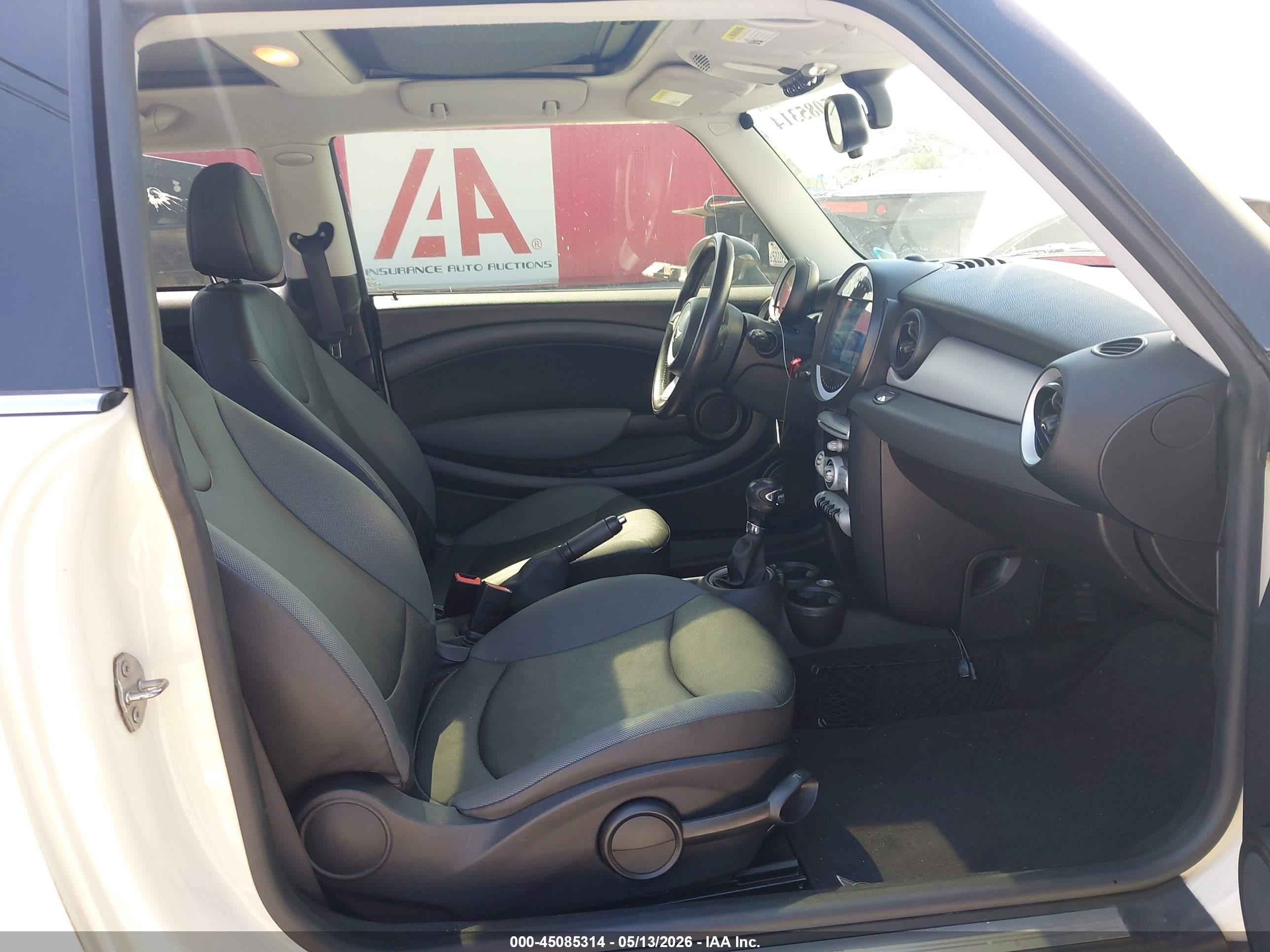 2010 Mini Cooper   White vin: WMWMF3C5XATZ66863