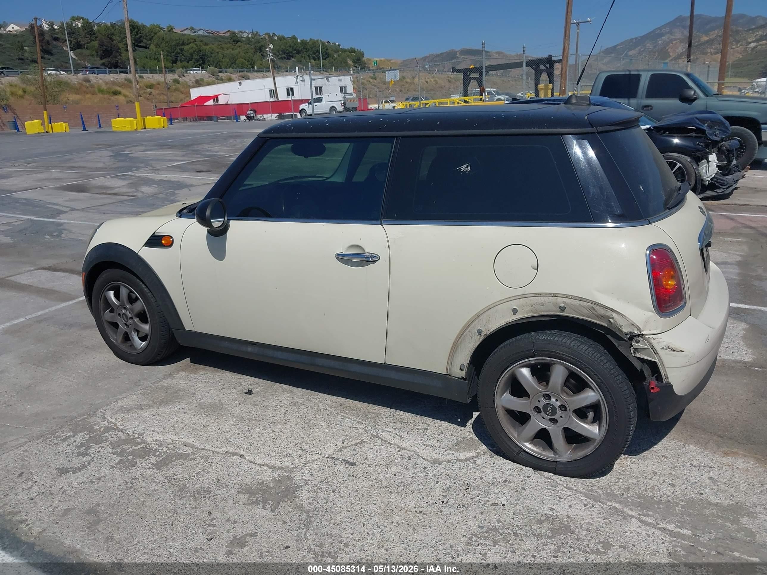 2010 Mini Cooper   White vin: WMWMF3C5XATZ66863