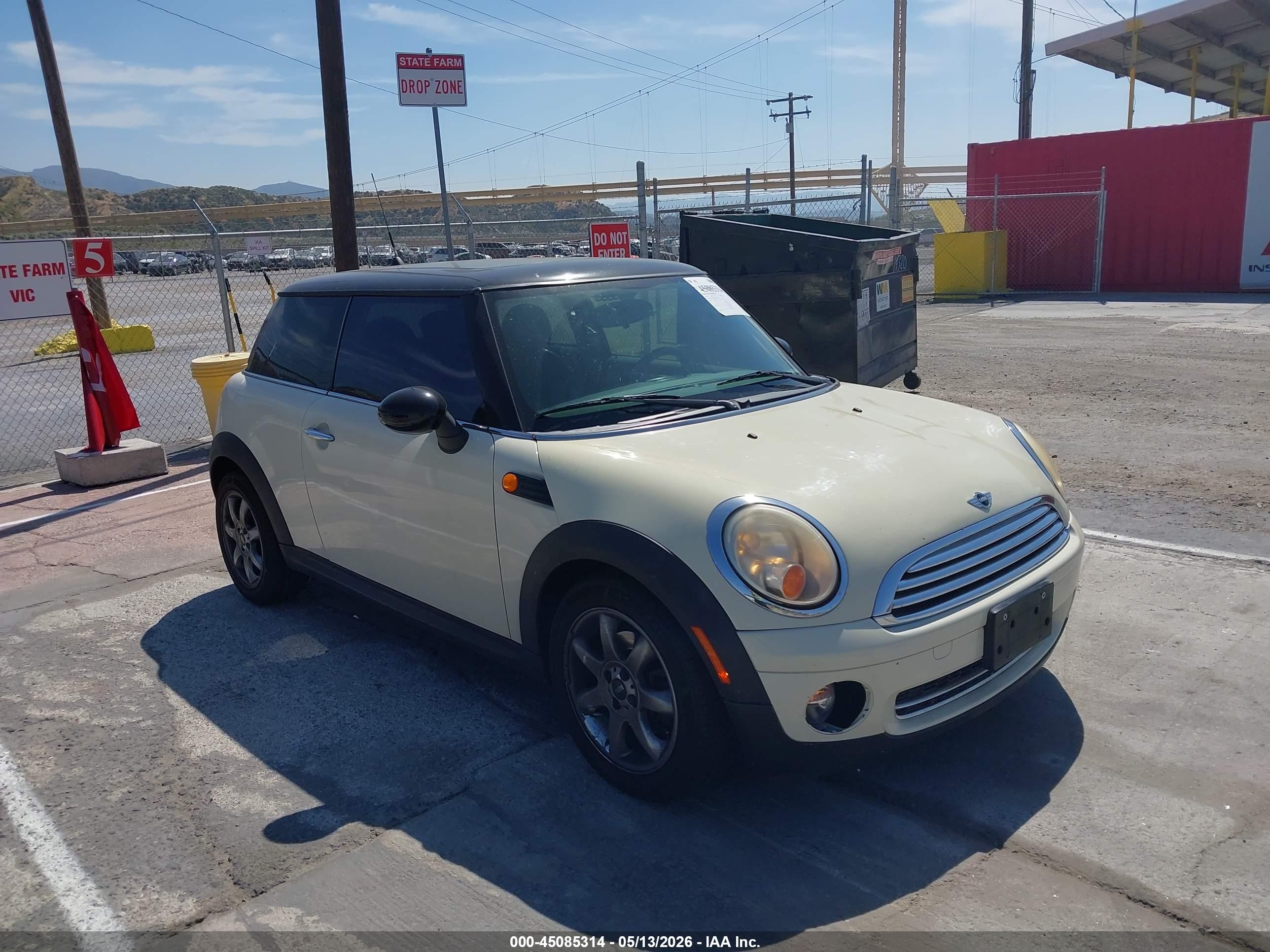 2010 Mini Cooper   White vin: WMWMF3C5XATZ66863