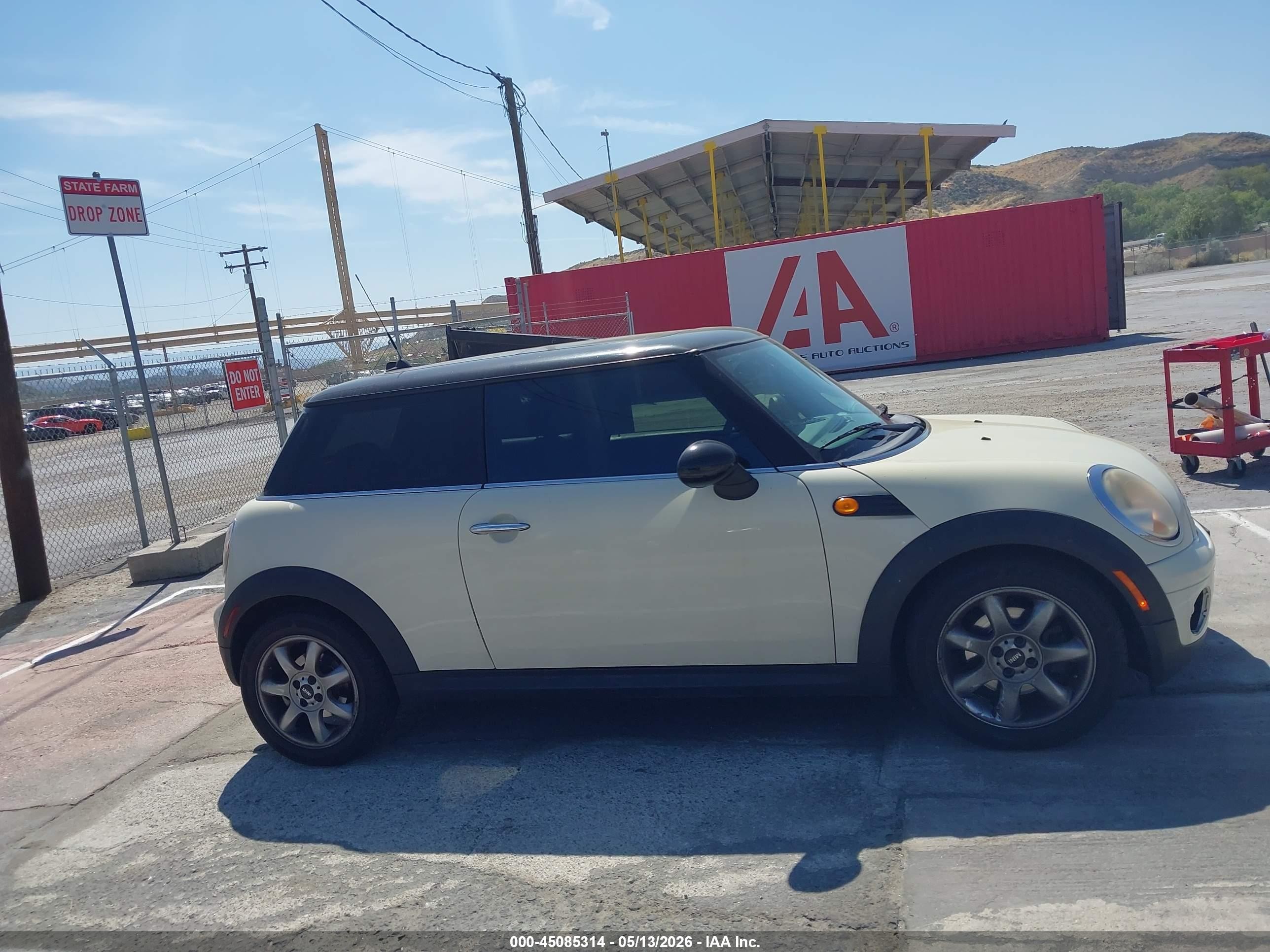 2010 Mini Cooper   White vin: WMWMF3C5XATZ66863