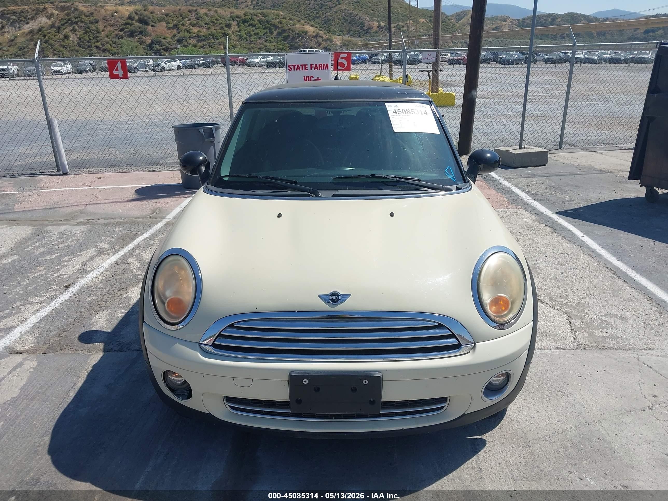 2010 Mini Cooper   White vin: WMWMF3C5XATZ66863