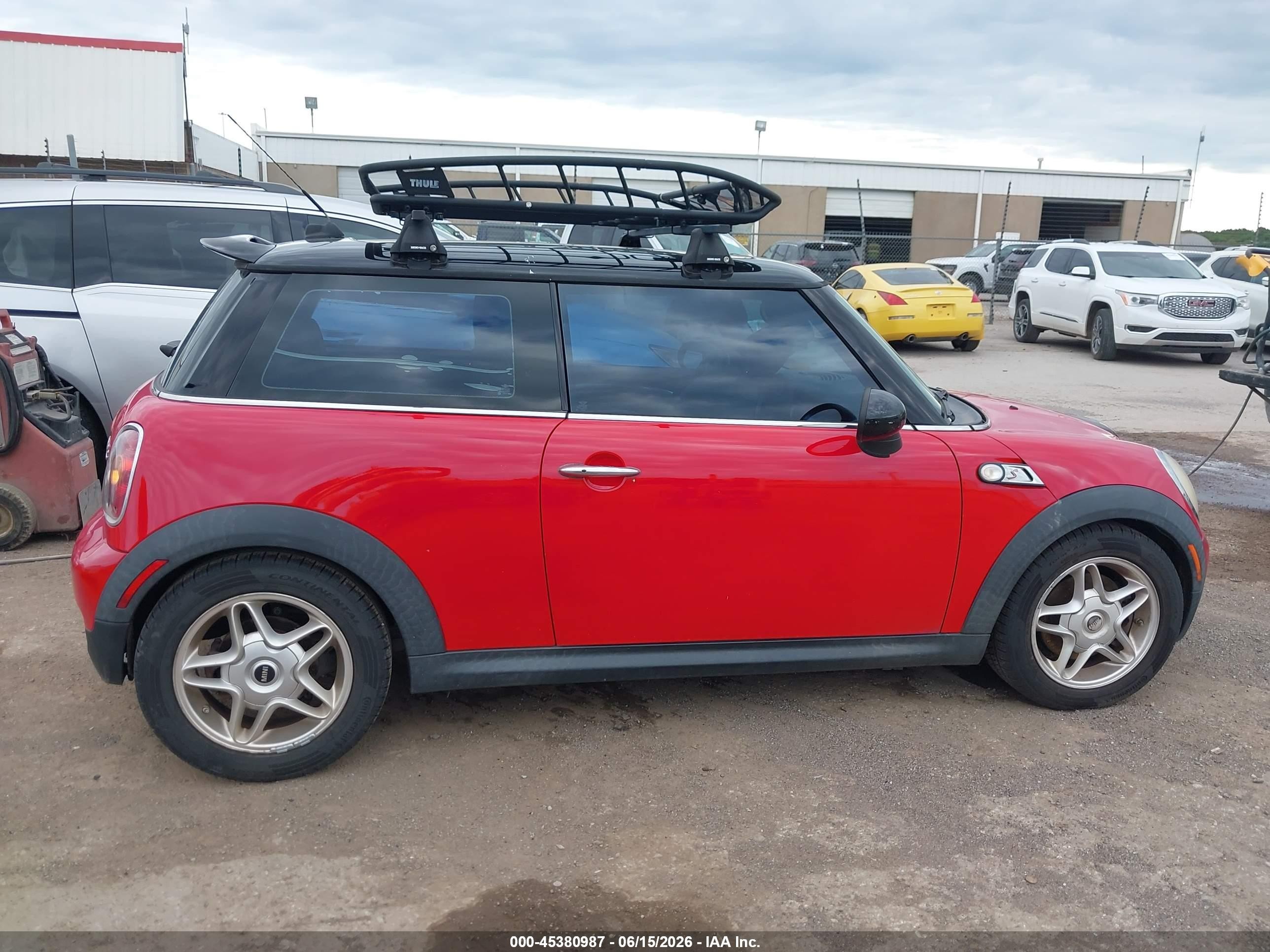 2008 Mini Cooper S   Red vin: WMWMF73518TT92929