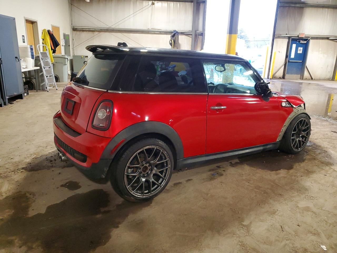 2009 Mini Cooper S Red vin: WMWMF73529TW82081