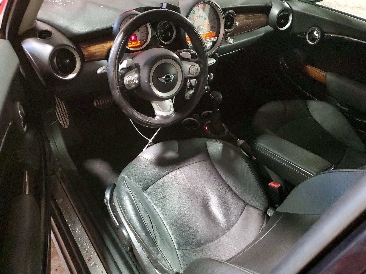 2009 Mini Cooper S Red vin: WMWMF73529TW82081