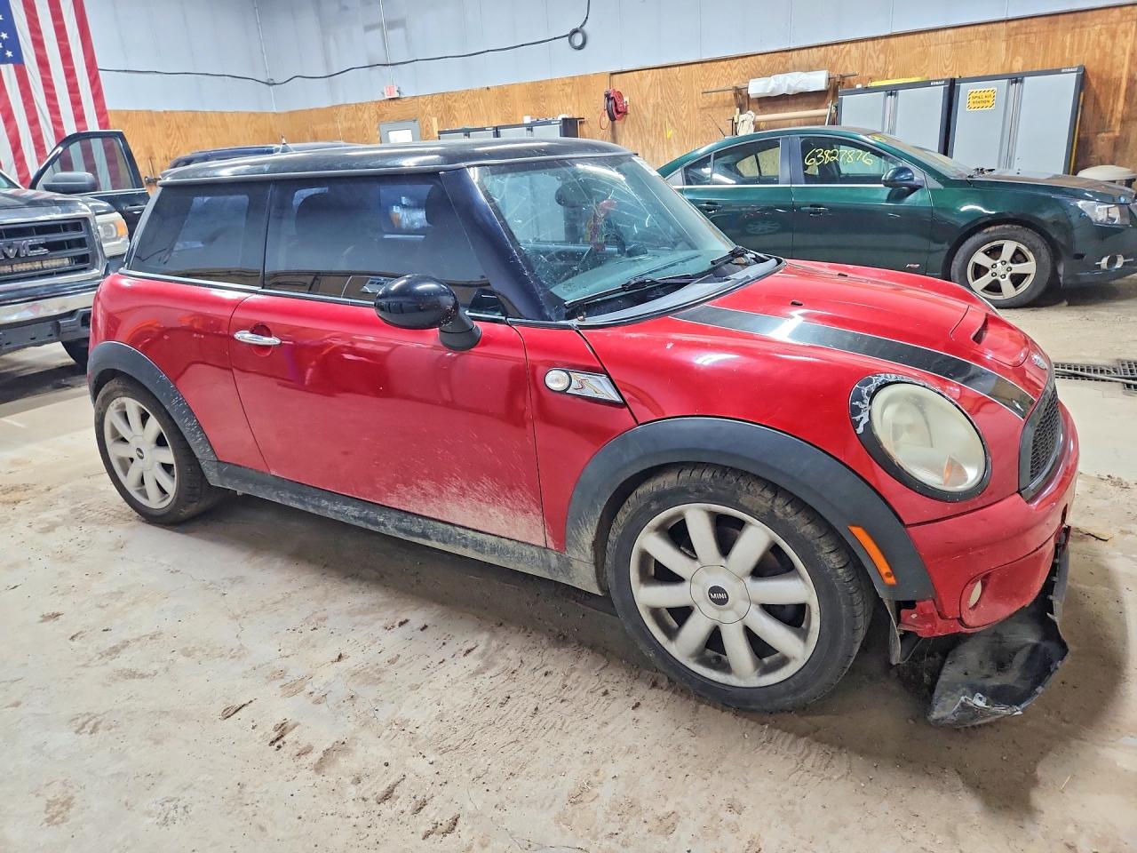 2009 Mini Cooper S Red vin: WMWMF73539TV39740