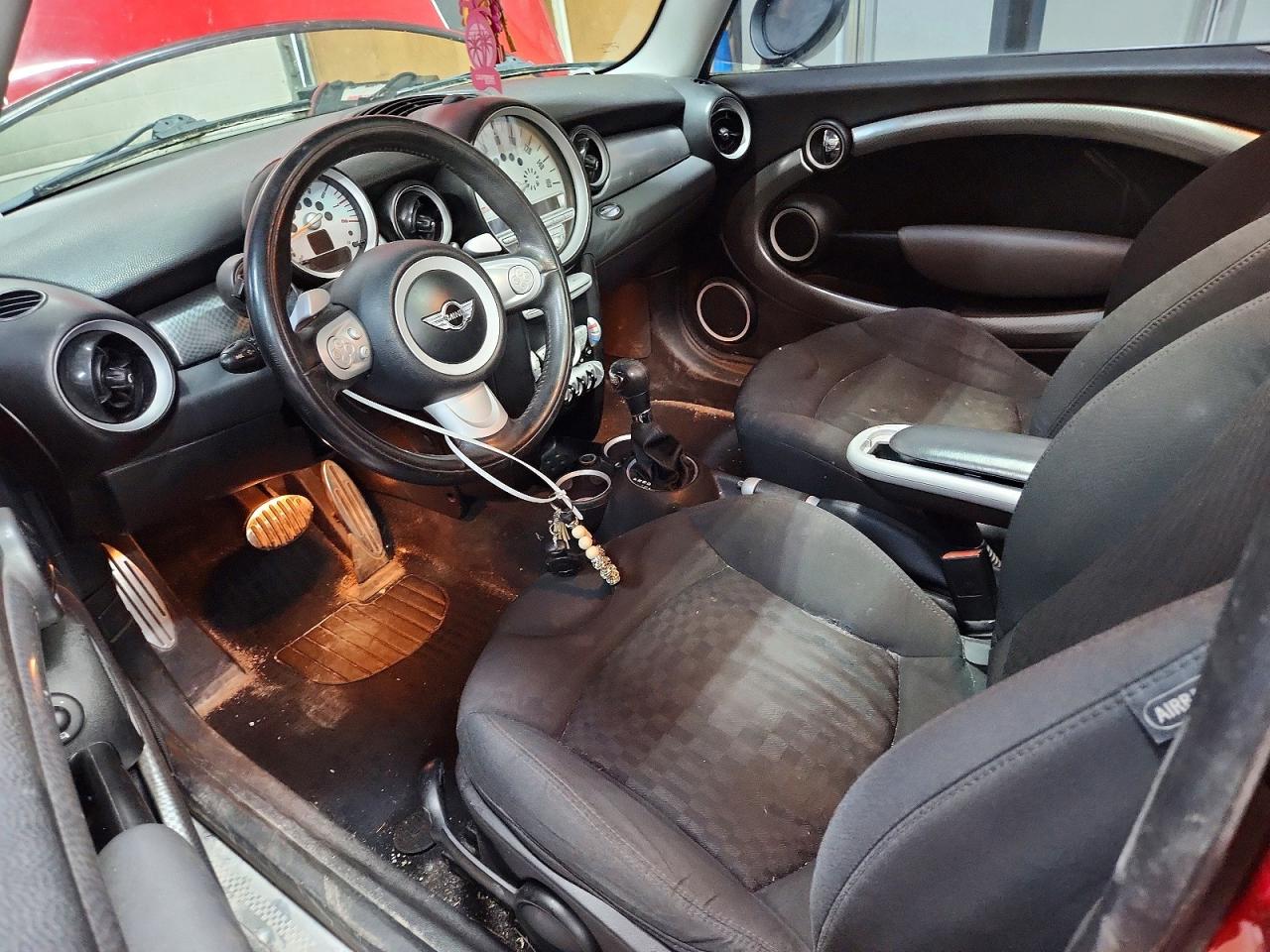 2009 Mini Cooper S Red vin: WMWMF73539TV39740