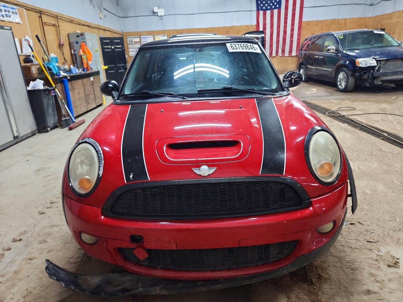 2009 Mini Cooper S Red vin: WMWMF73539TV39740