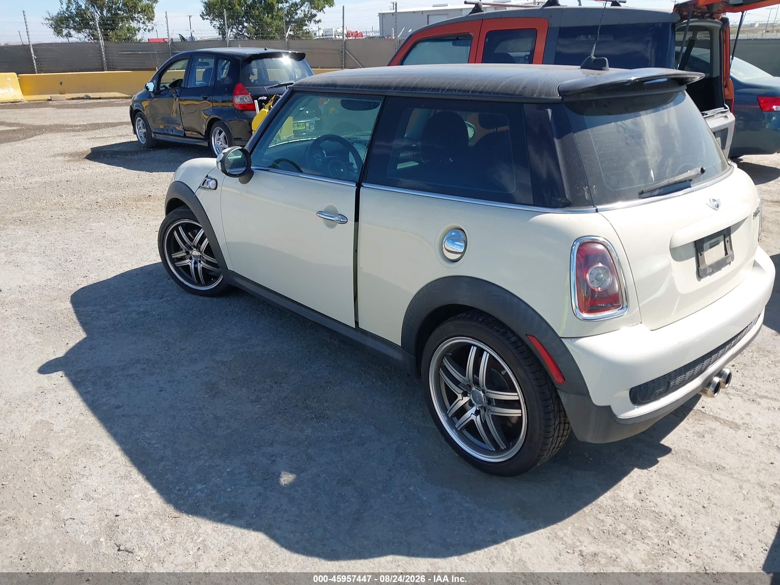 2009 Mini Cooper S   White vin: WMWMF73539TW83756