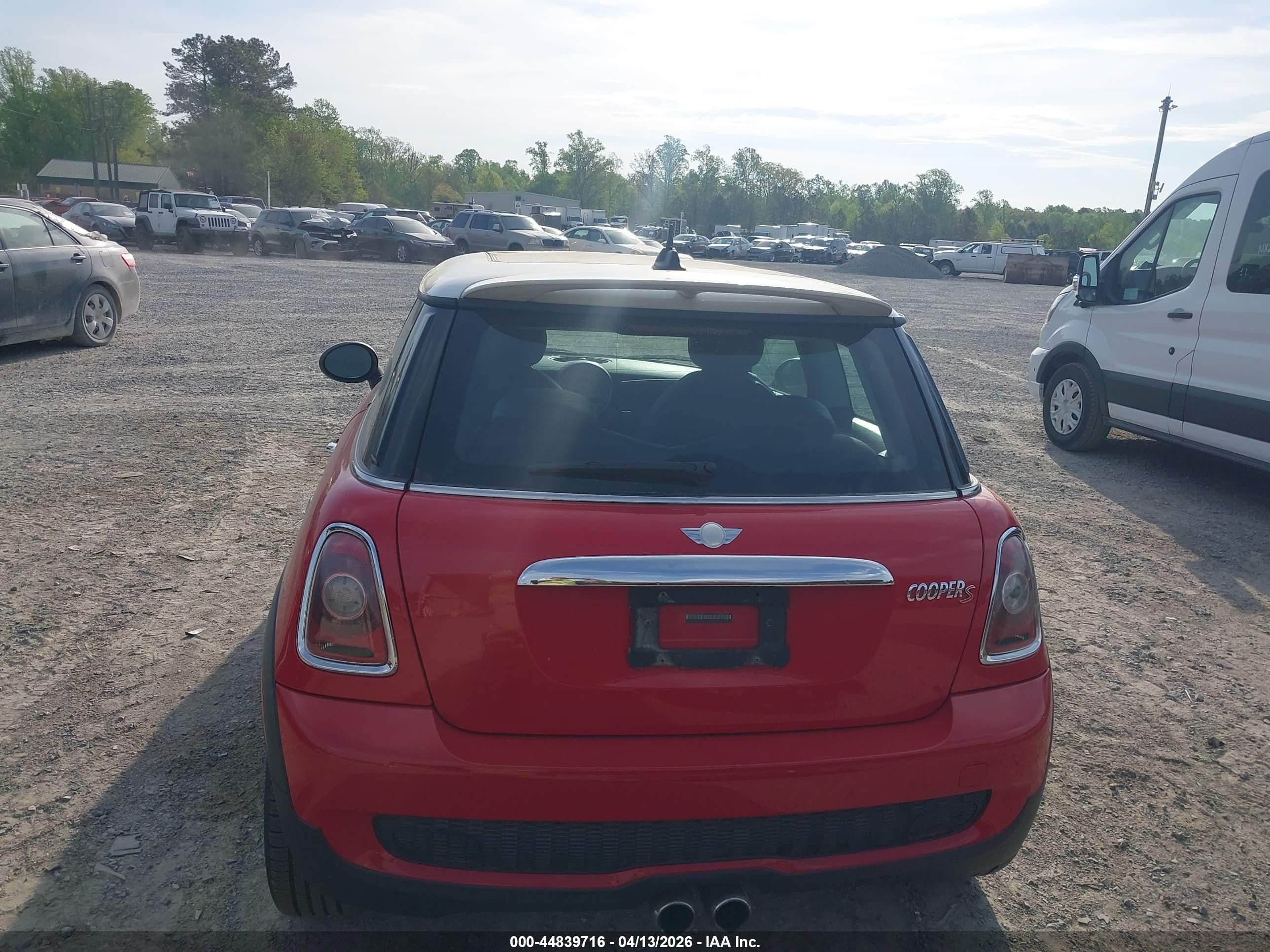 2008 Mini Cooper S   Red vin: WMWMF73558TV34165
