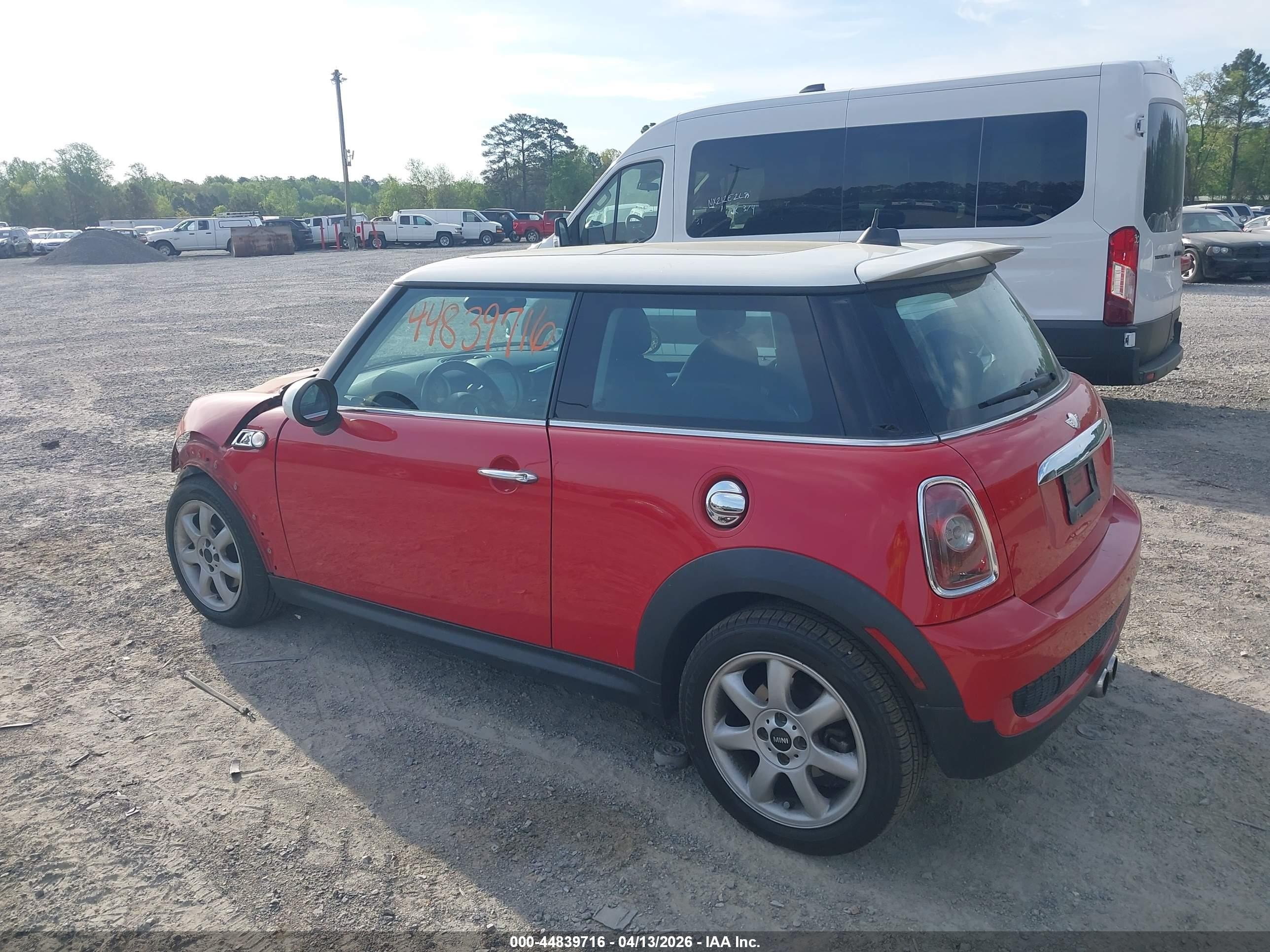 2008 Mini Cooper S   Red vin: WMWMF73558TV34165