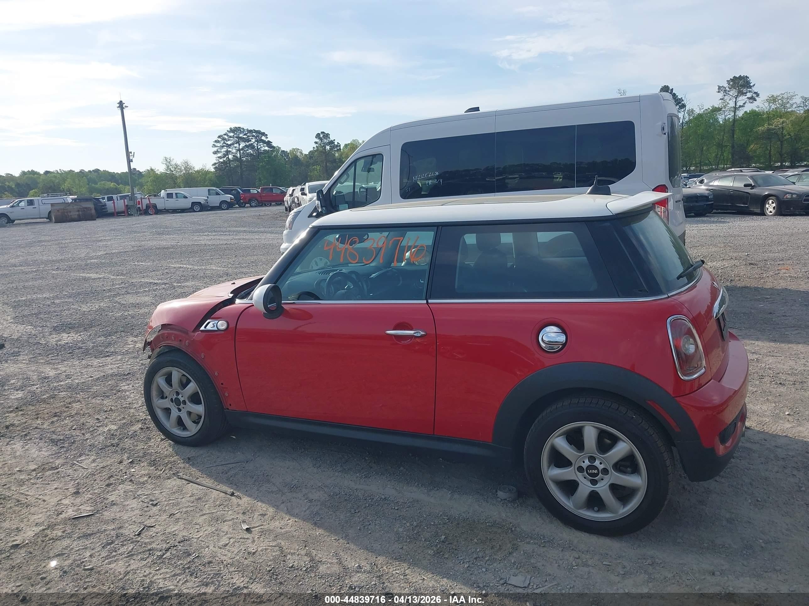 2008 Mini Cooper S   Red vin: WMWMF73558TV34165