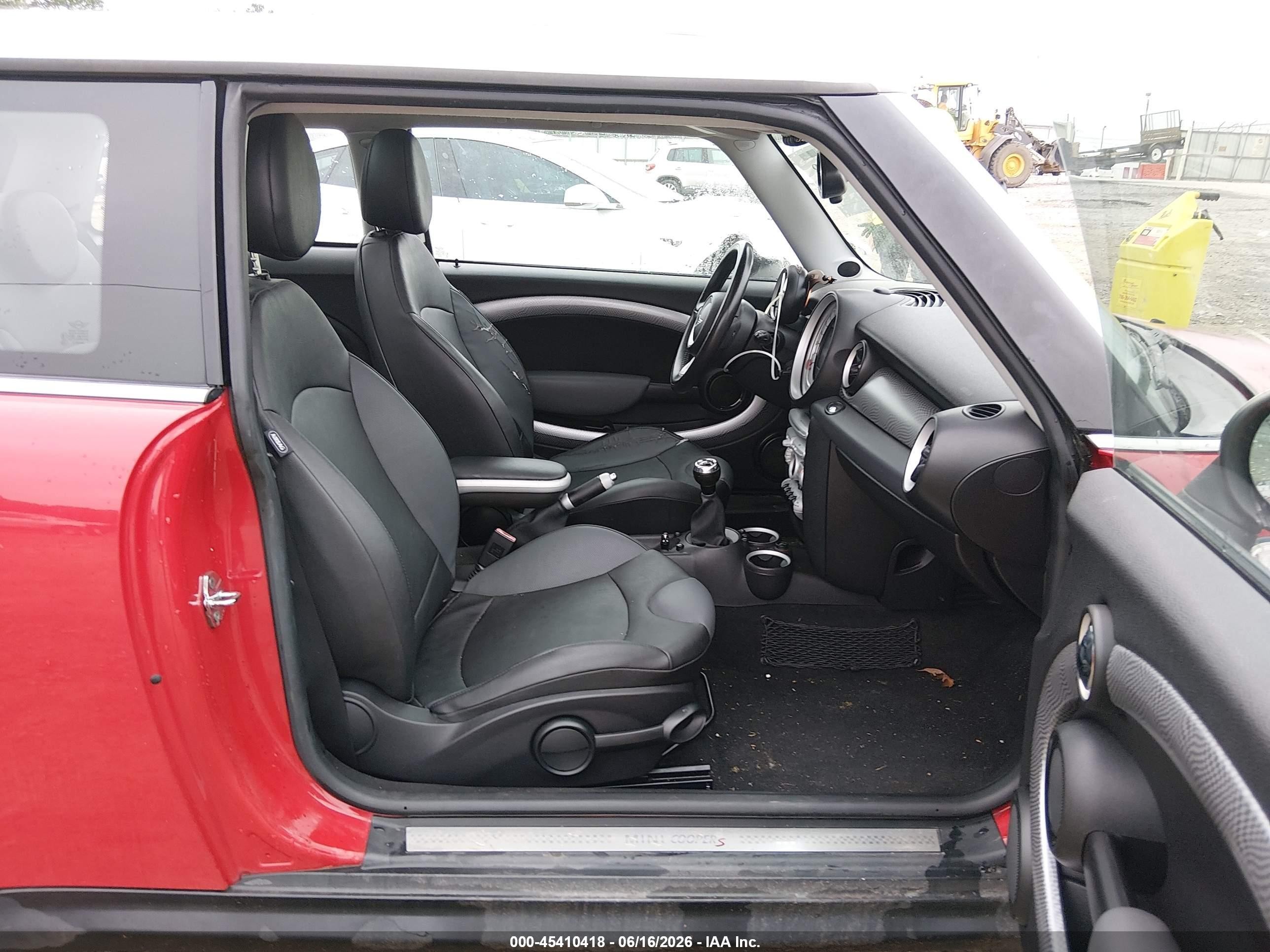 2009 Mini Cooper S   Red vin: WMWMF73569TT96671