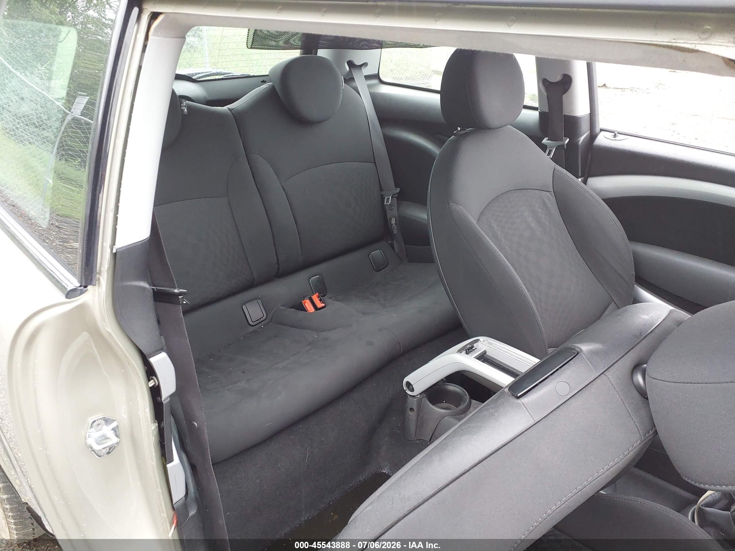 2009 Mini Cooper S   Beige vin: WMWMF73569TW82195