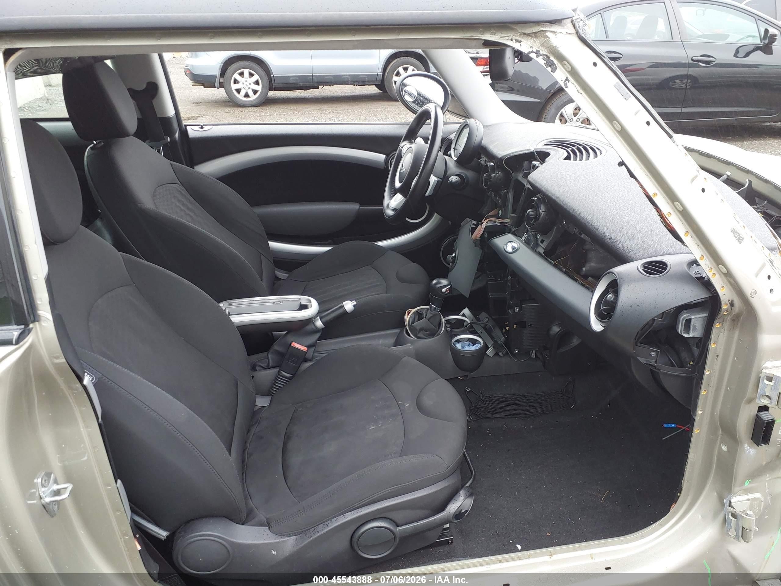 2009 Mini Cooper S   Beige vin: WMWMF73569TW82195