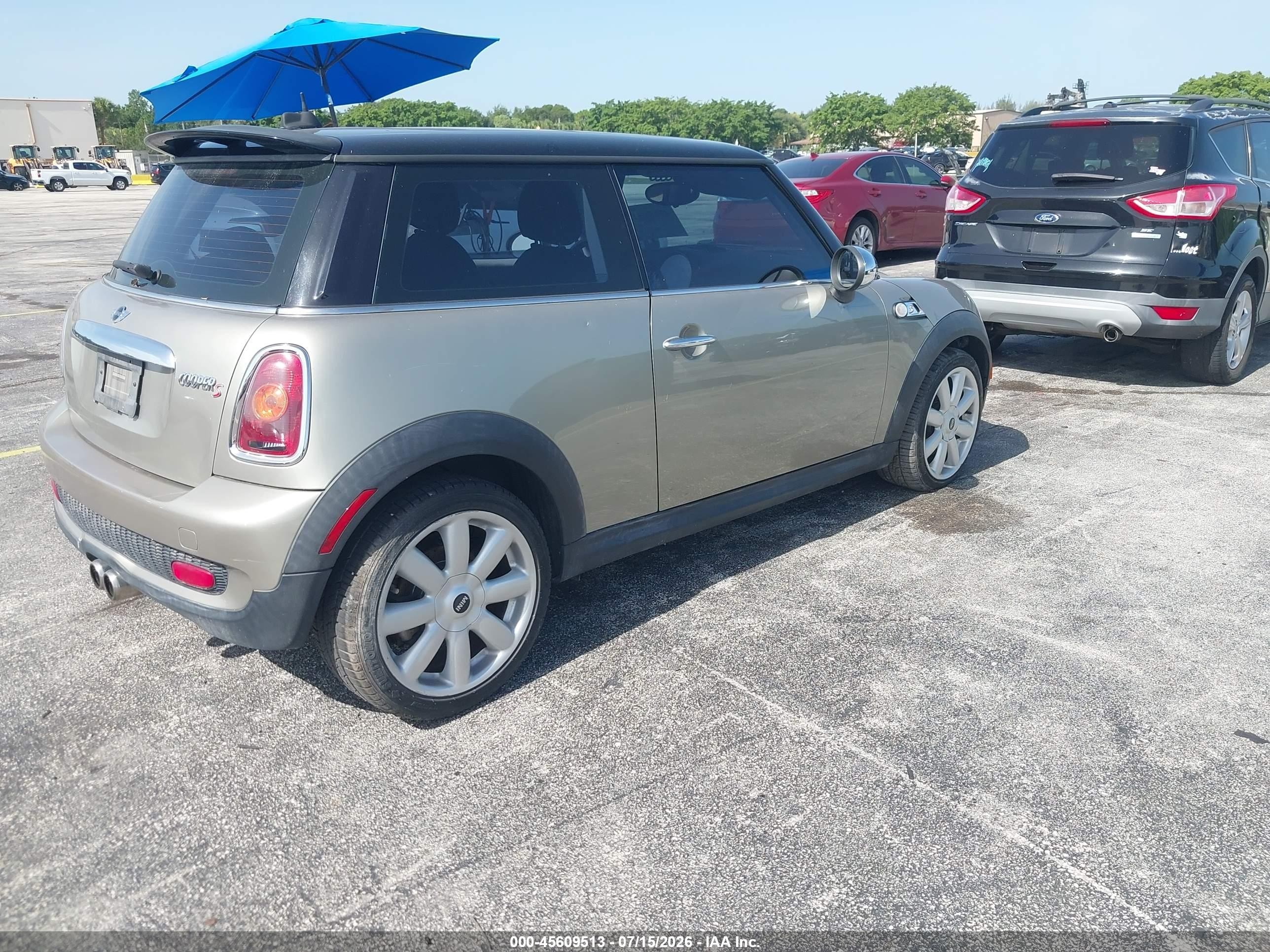 2007 Mini Cooper S   Tan vin: WMWMF73577TL88981