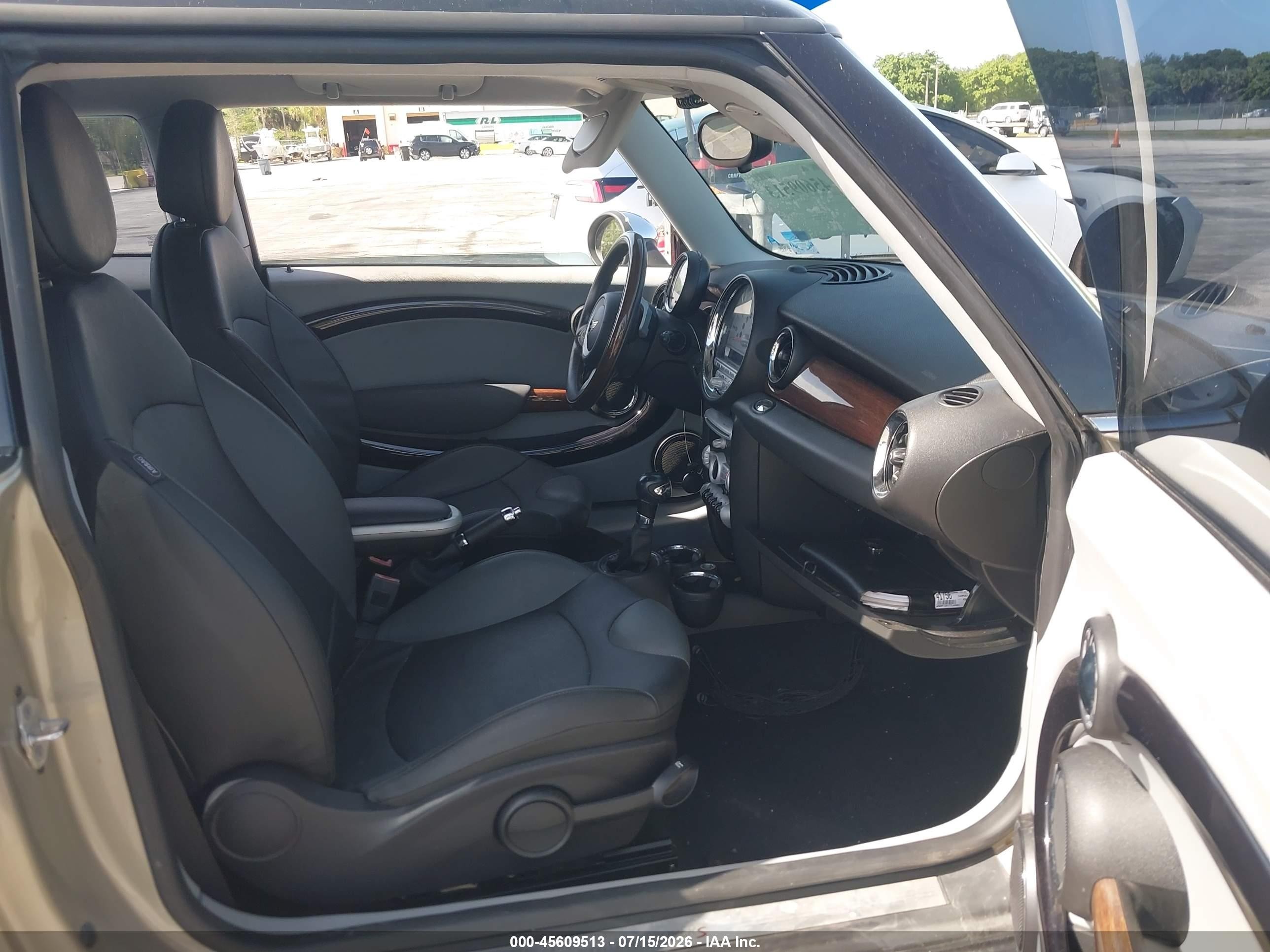 2007 Mini Cooper S   Tan vin: WMWMF73577TL88981