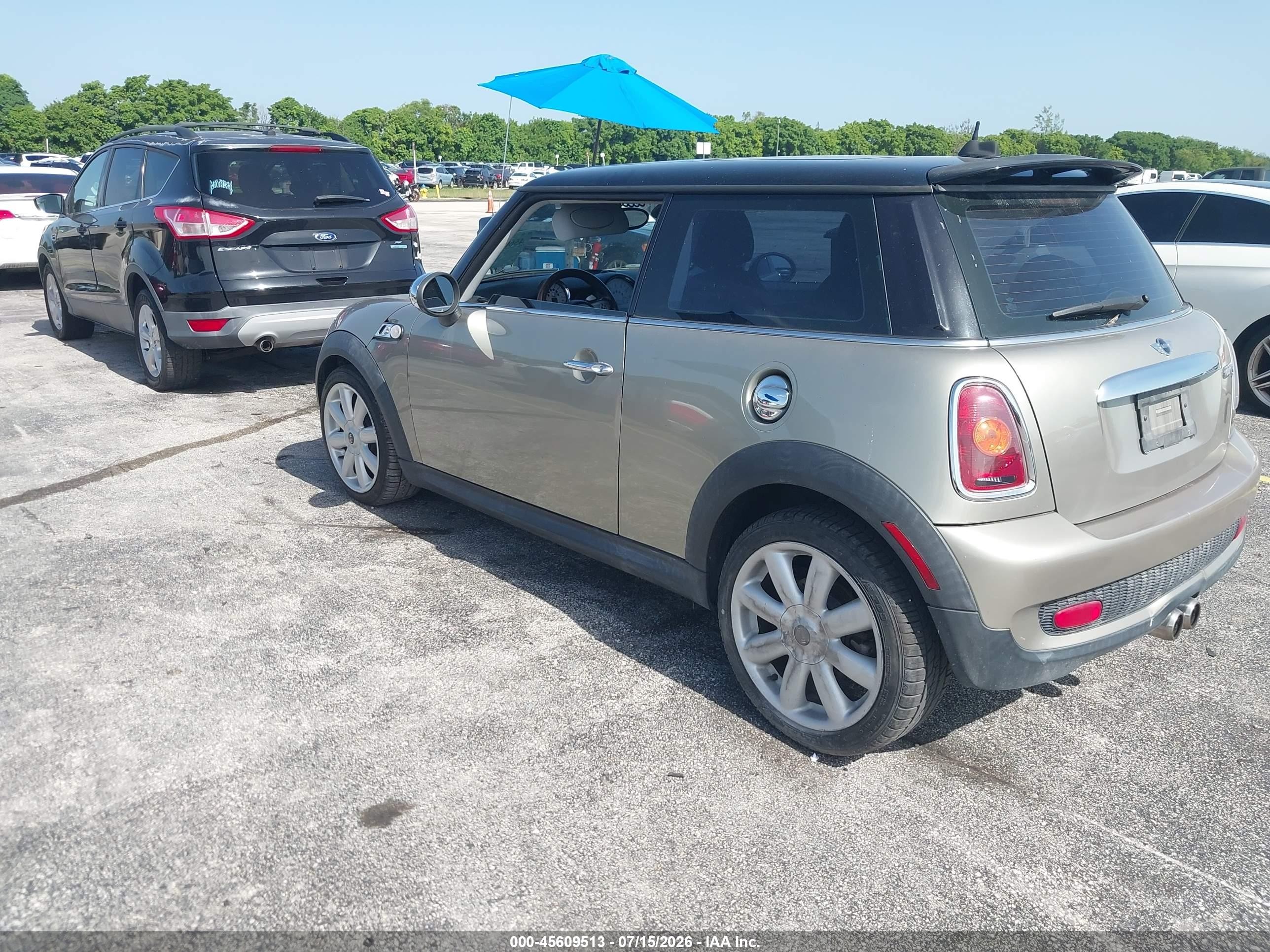 2007 Mini Cooper S   Tan vin: WMWMF73577TL88981