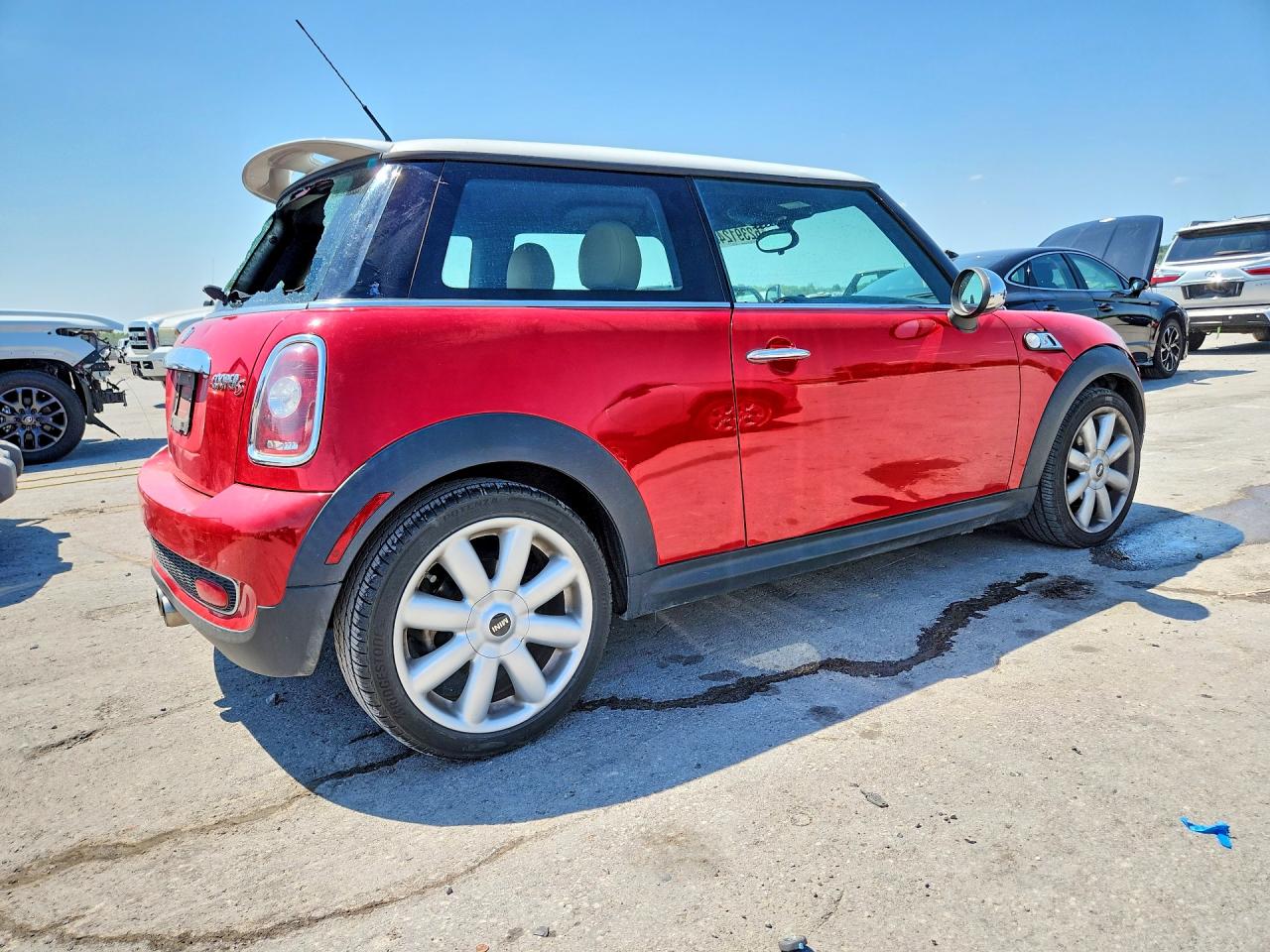 2007 Mini Cooper S Red vin: WMWMF73587TT84258